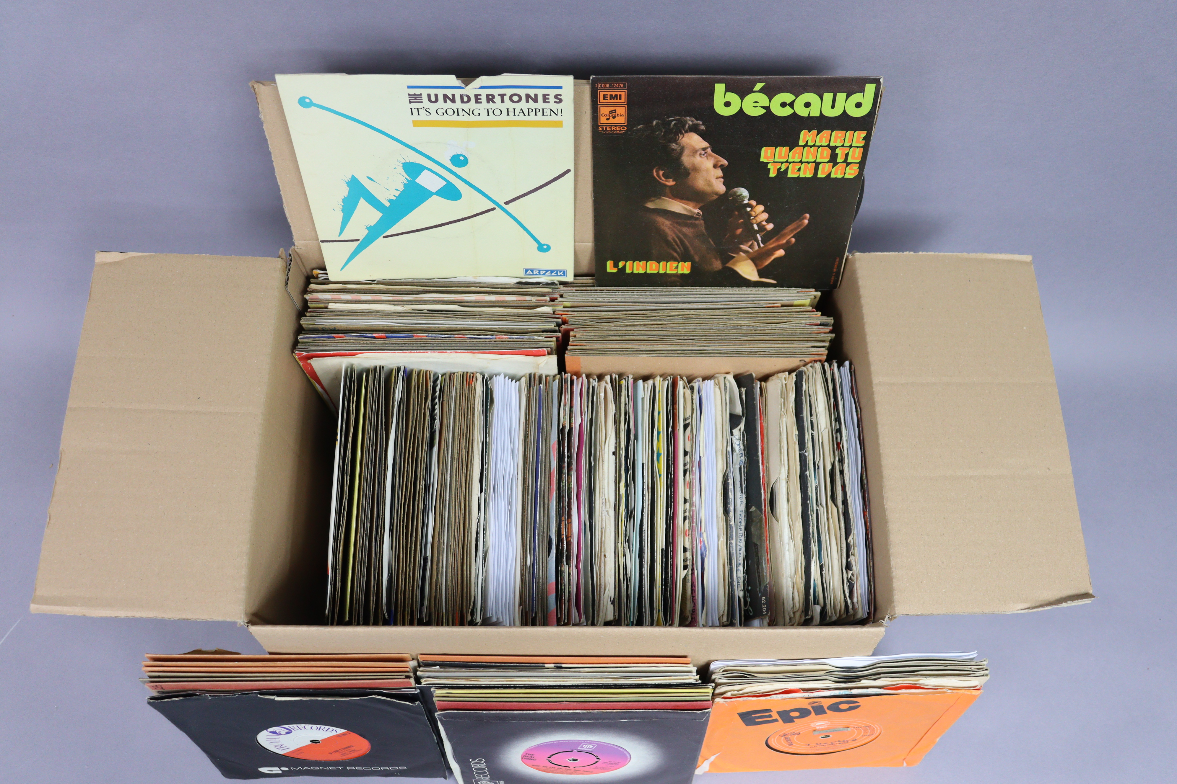 A collection of approximately two hundred & twenty various 45 rpm records – 1970’s & 1980’s pop - Bild 2 aus 2