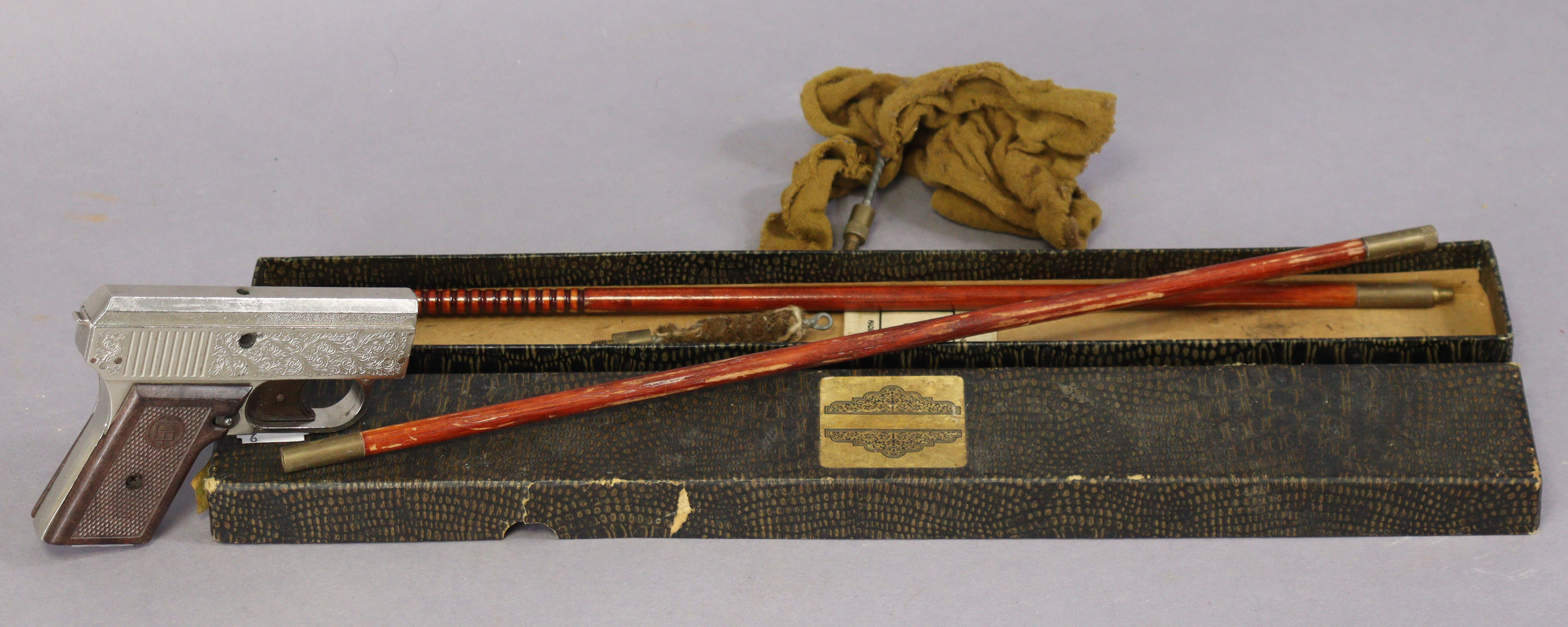 An Italian starter’s pistol; & a vintage part set of rifle cleaning rods, boxed.