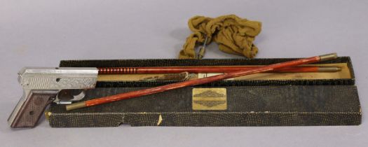 An Italian starter’s pistol; & a vintage part set of rifle cleaning rods, boxed.