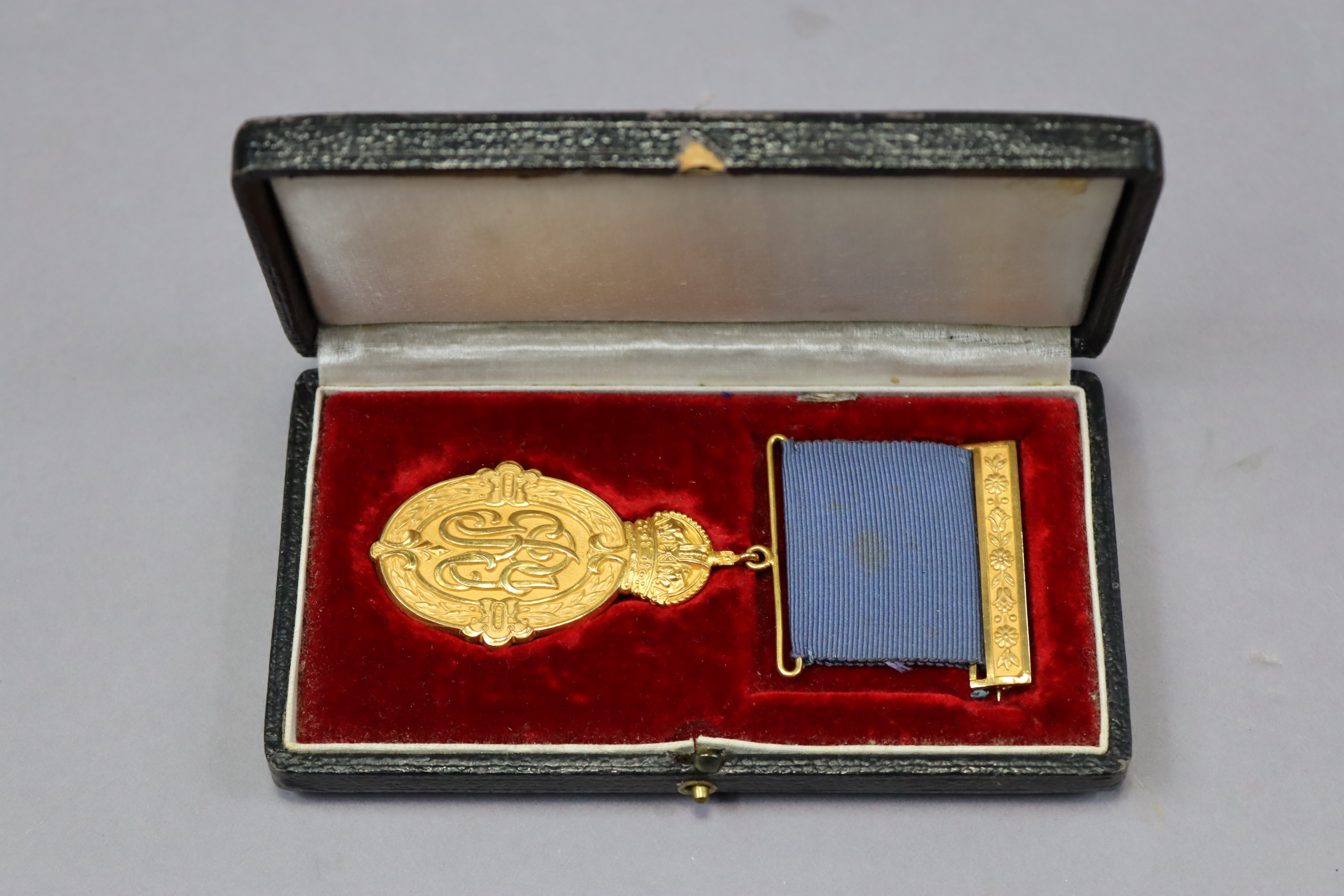 THE KAISAR-I-HIND GOLD MEDAL, 1st class, for Public Service in India, George V, mounted for wearing, - Image 2 of 4