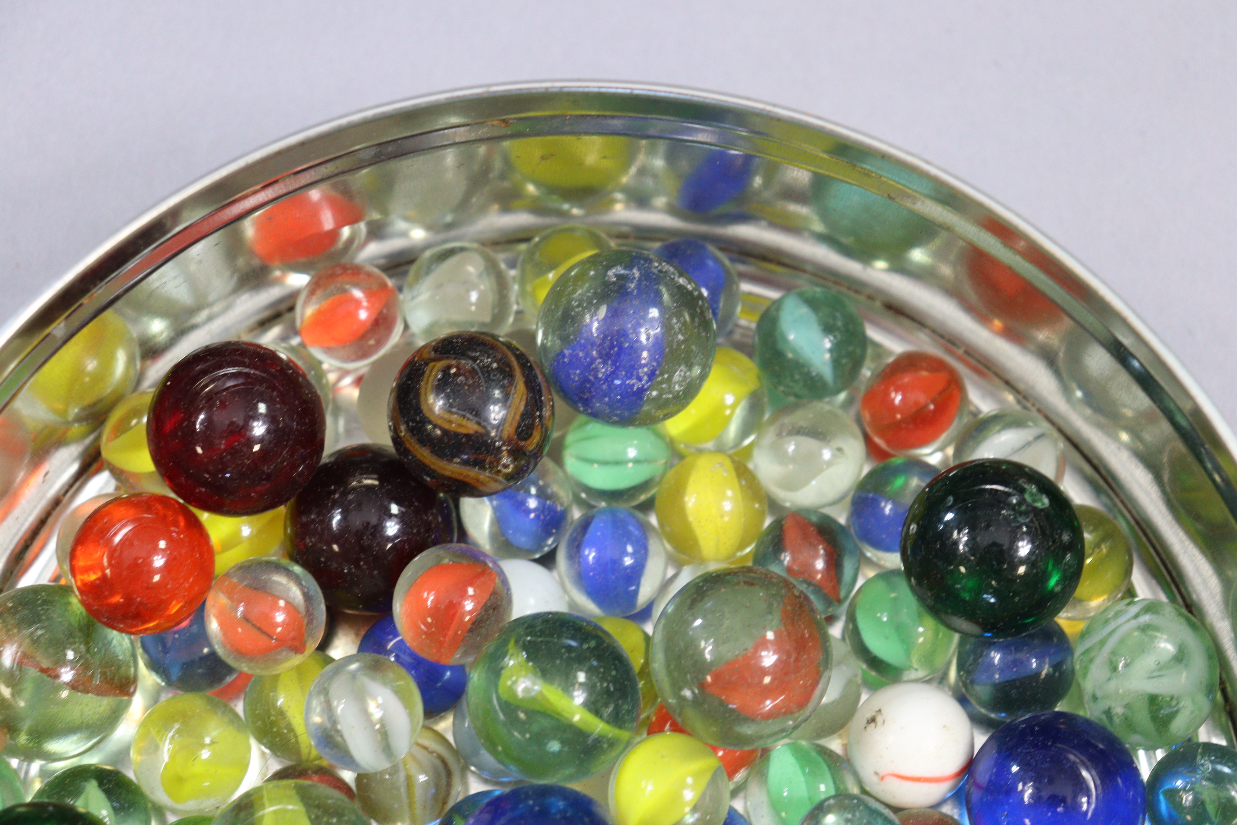 A collection of approximately eighty various glass marbles - Image 2 of 5