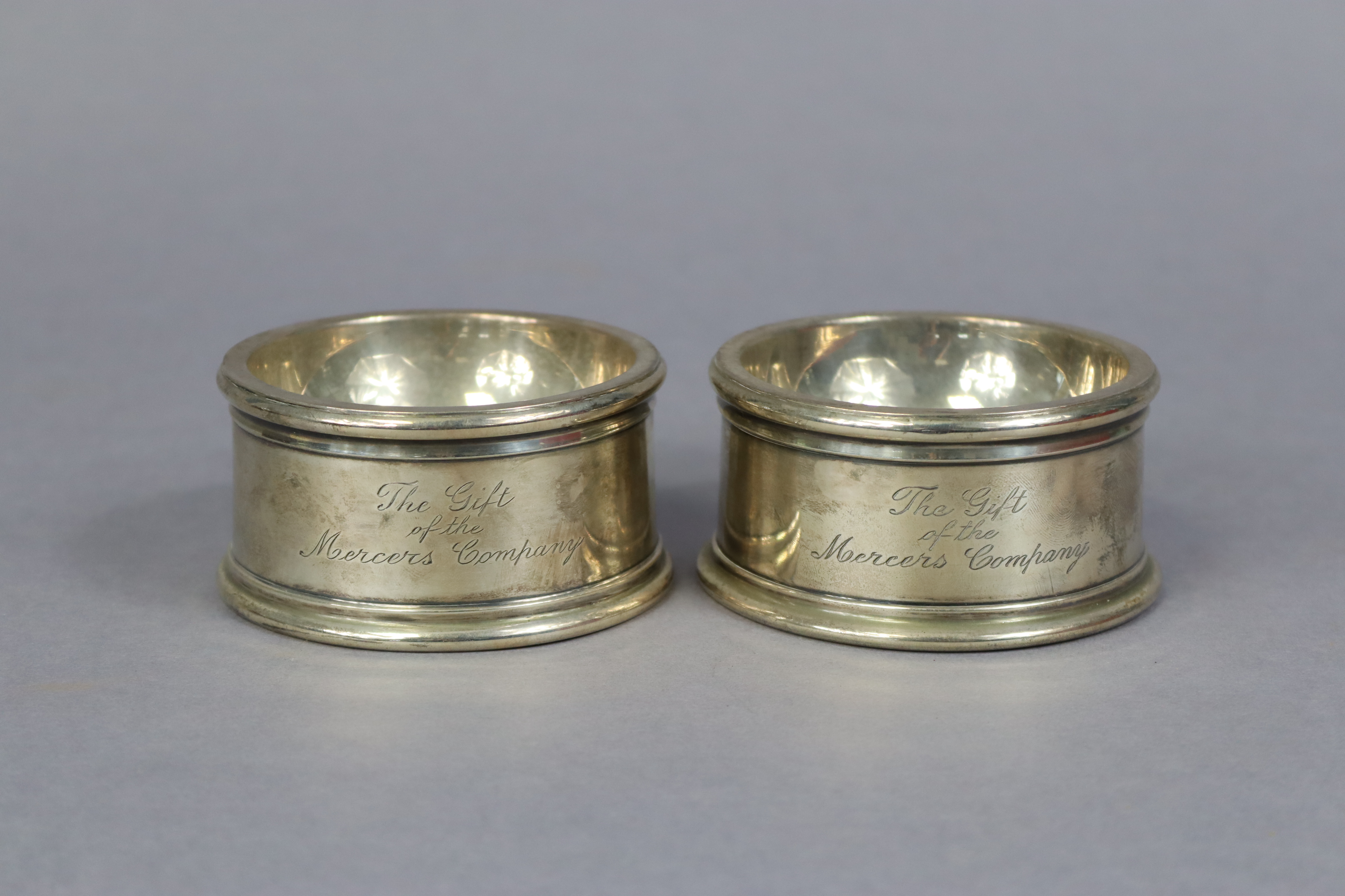 A pair of early 17th century-style silver salt cellars to commemorate George V silver Jubilee in - Image 3 of 6