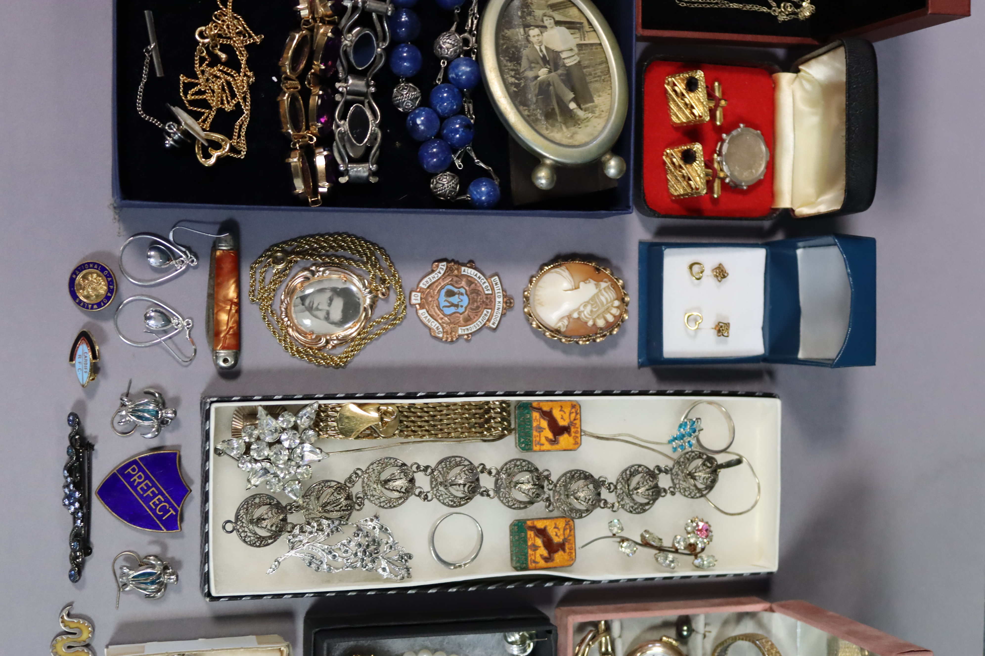 Three pairs of yellow-metal earrings; a similar necklace; three ladies’ wristwatches; & various - Image 3 of 4