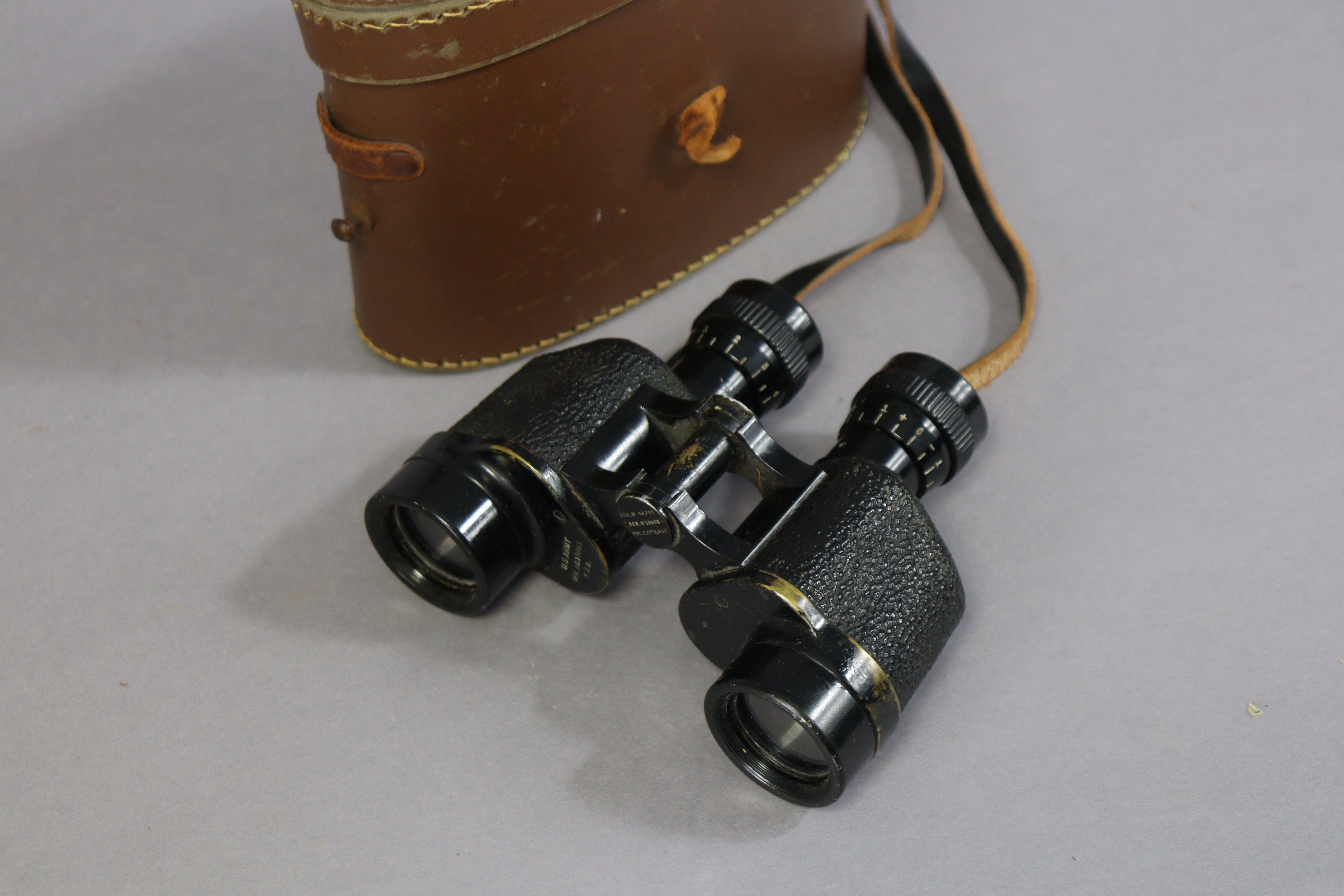 A pair of WWII U.S. Army black lacquered field glasses, with case. - Image 4 of 5