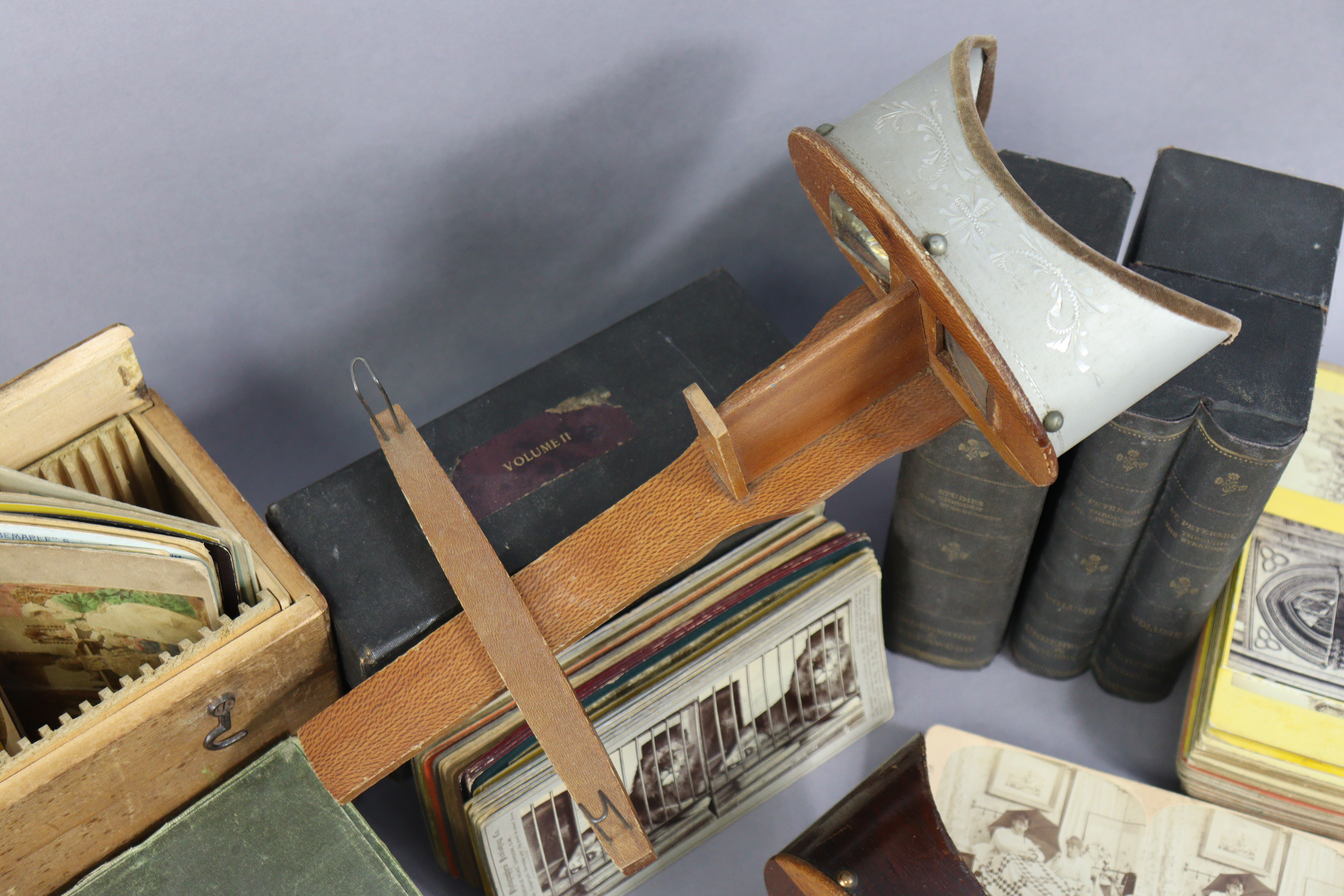 Two vintage wooden stereo-card viewers, and various stereo-view cards, and card boxes. - Bild 2 aus 4