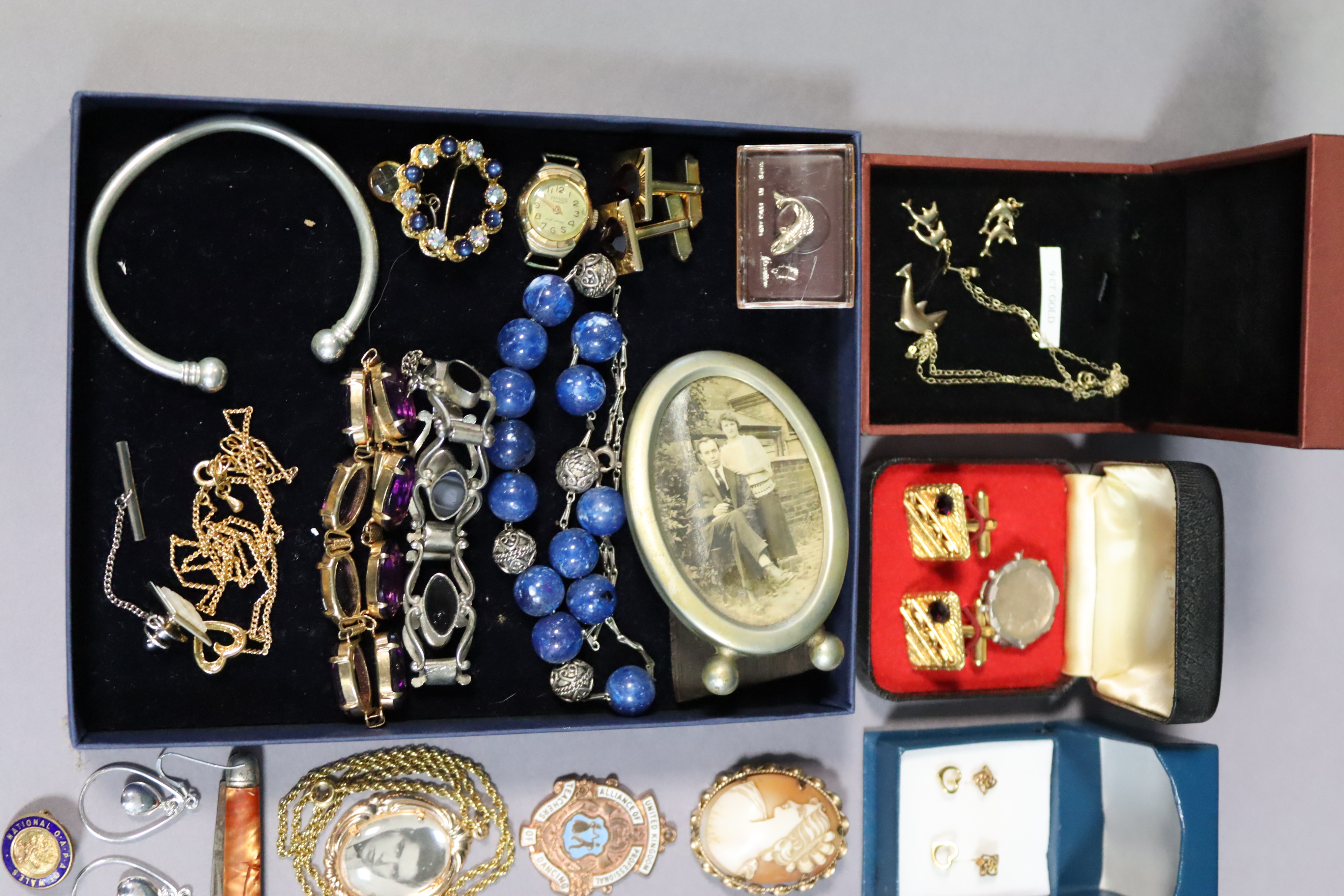 Three pairs of yellow-metal earrings; a similar necklace; three ladies’ wristwatches; & various - Image 2 of 4