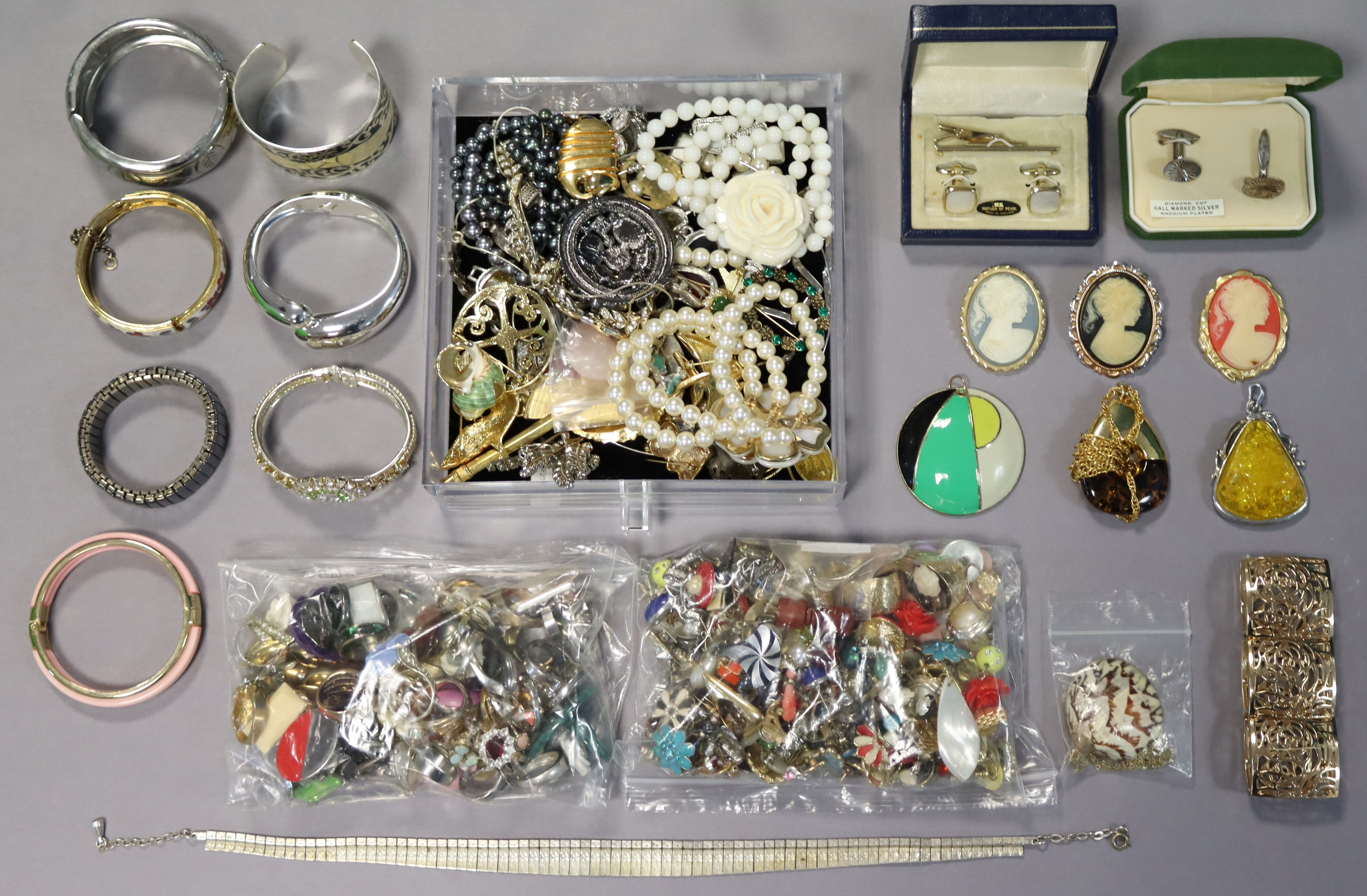 Various items of costume jewellery.