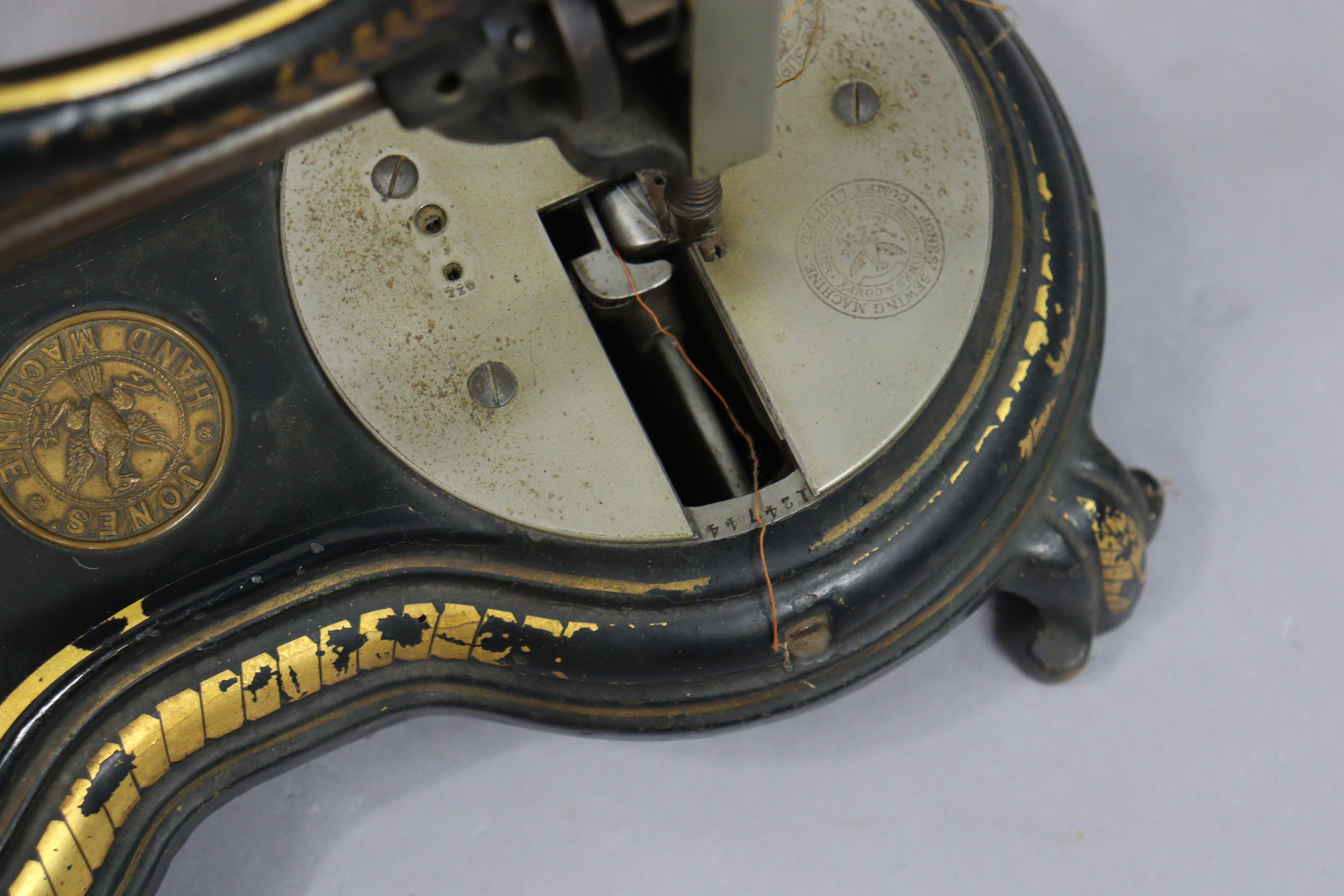 A vintage Jones serpentine cat-back sewing machine with gilt foliate decoration, 38cm wide, with - Image 4 of 6