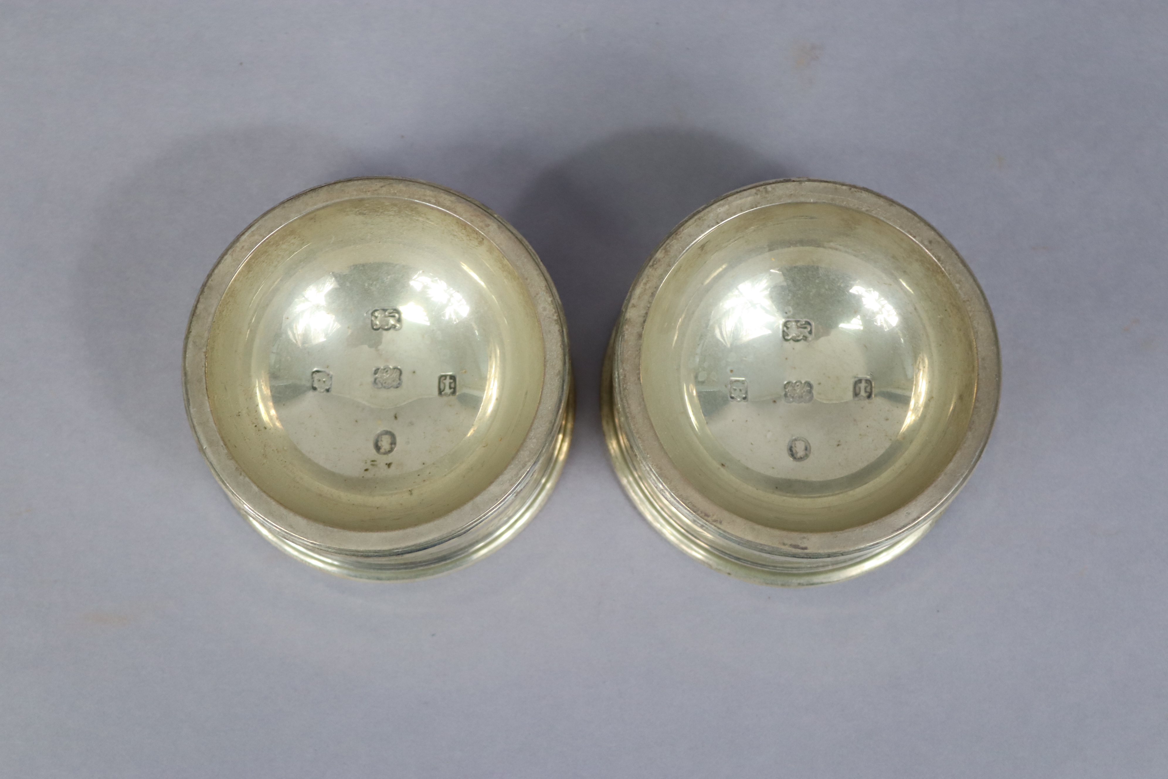 A pair of early 17th century-style silver salt cellars to commemorate George V silver Jubilee in - Image 4 of 6
