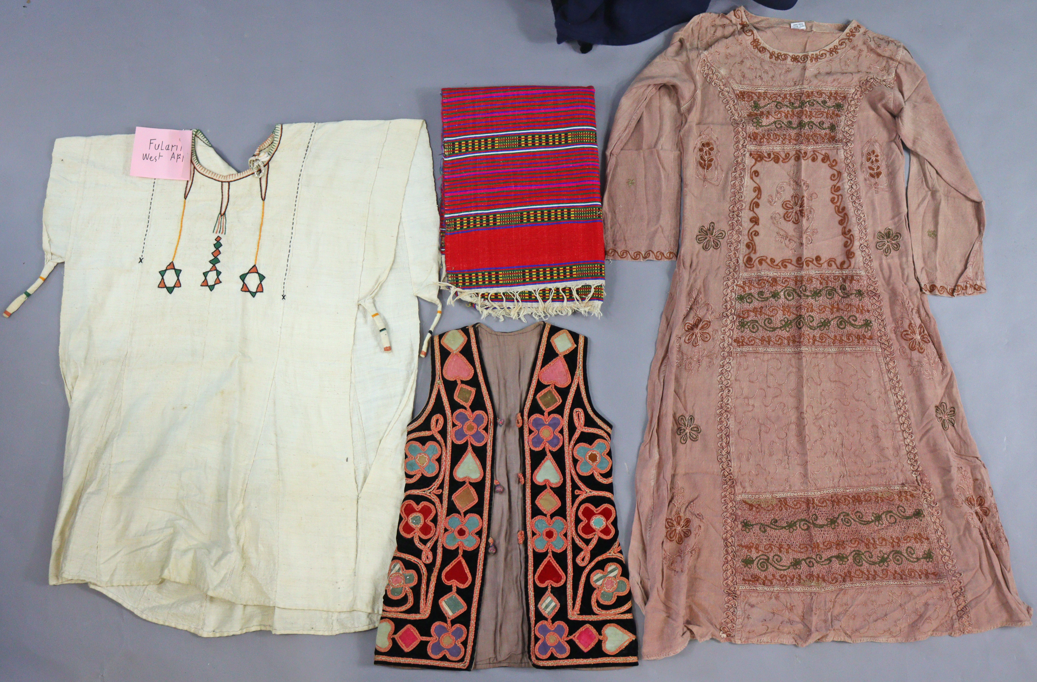 Two Tuareg North African men’s traditional dresses; & various African items of clothing, etc. - Image 2 of 9