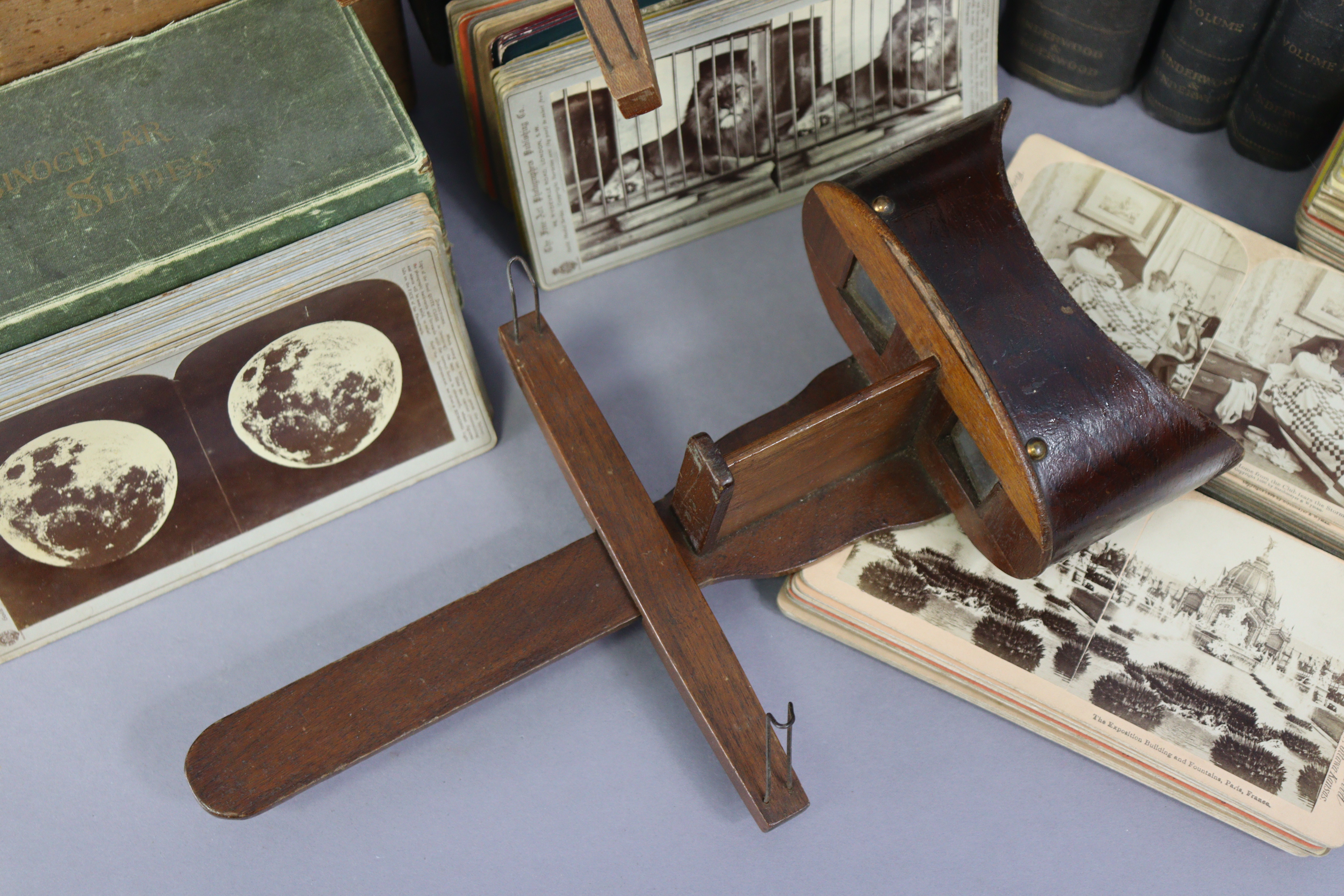 Two vintage wooden stereo-card viewers, and various stereo-view cards, and card boxes. - Bild 3 aus 4