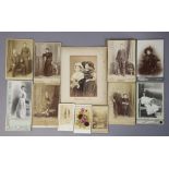 A quantity of assorted vintage carte-de-visite & cabinet cards, loose.