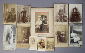 A quantity of assorted vintage carte-de-visite & cabinet cards, loose.