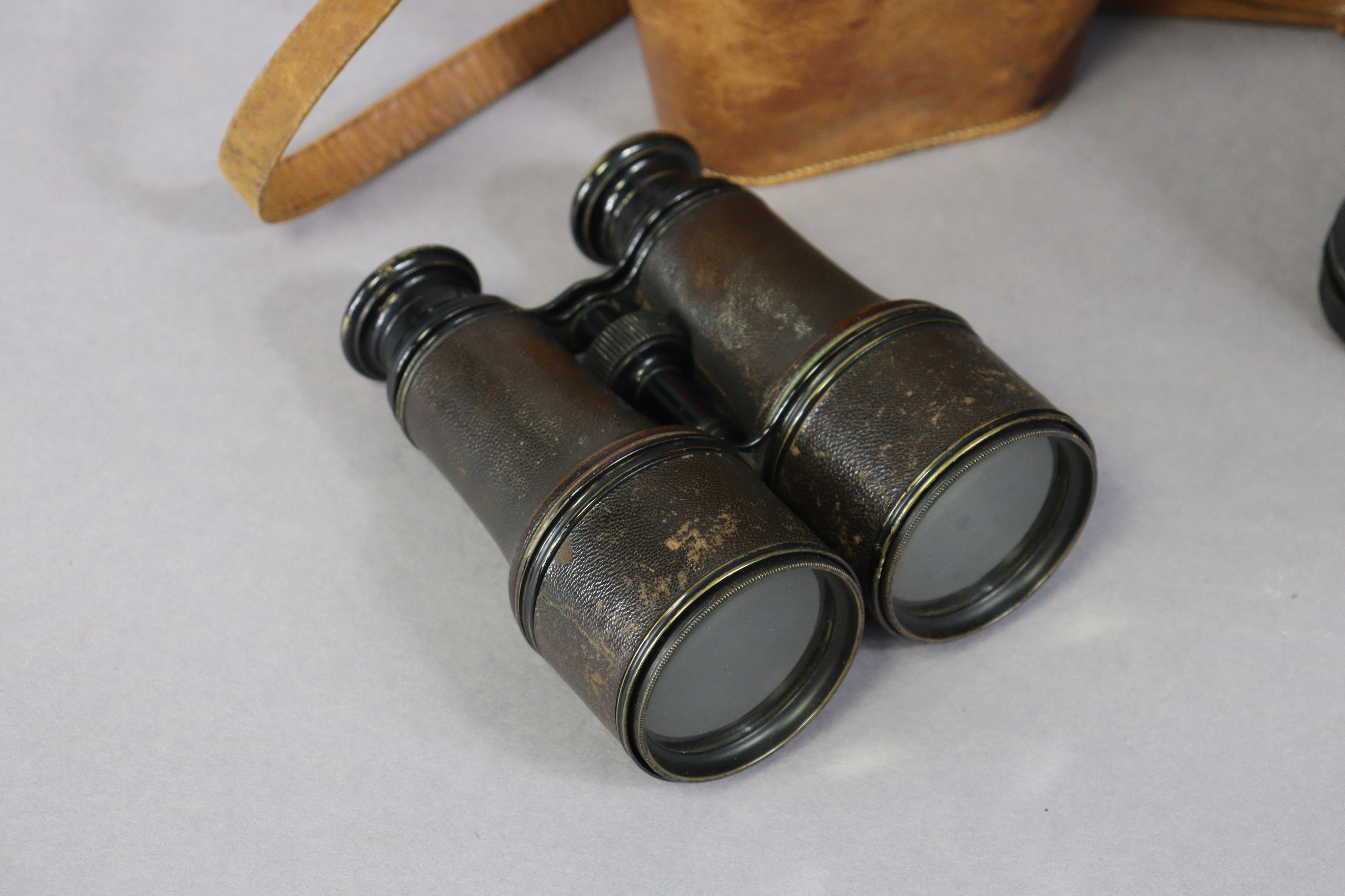 Five various pair of binoculars, each with case. - Image 3 of 6