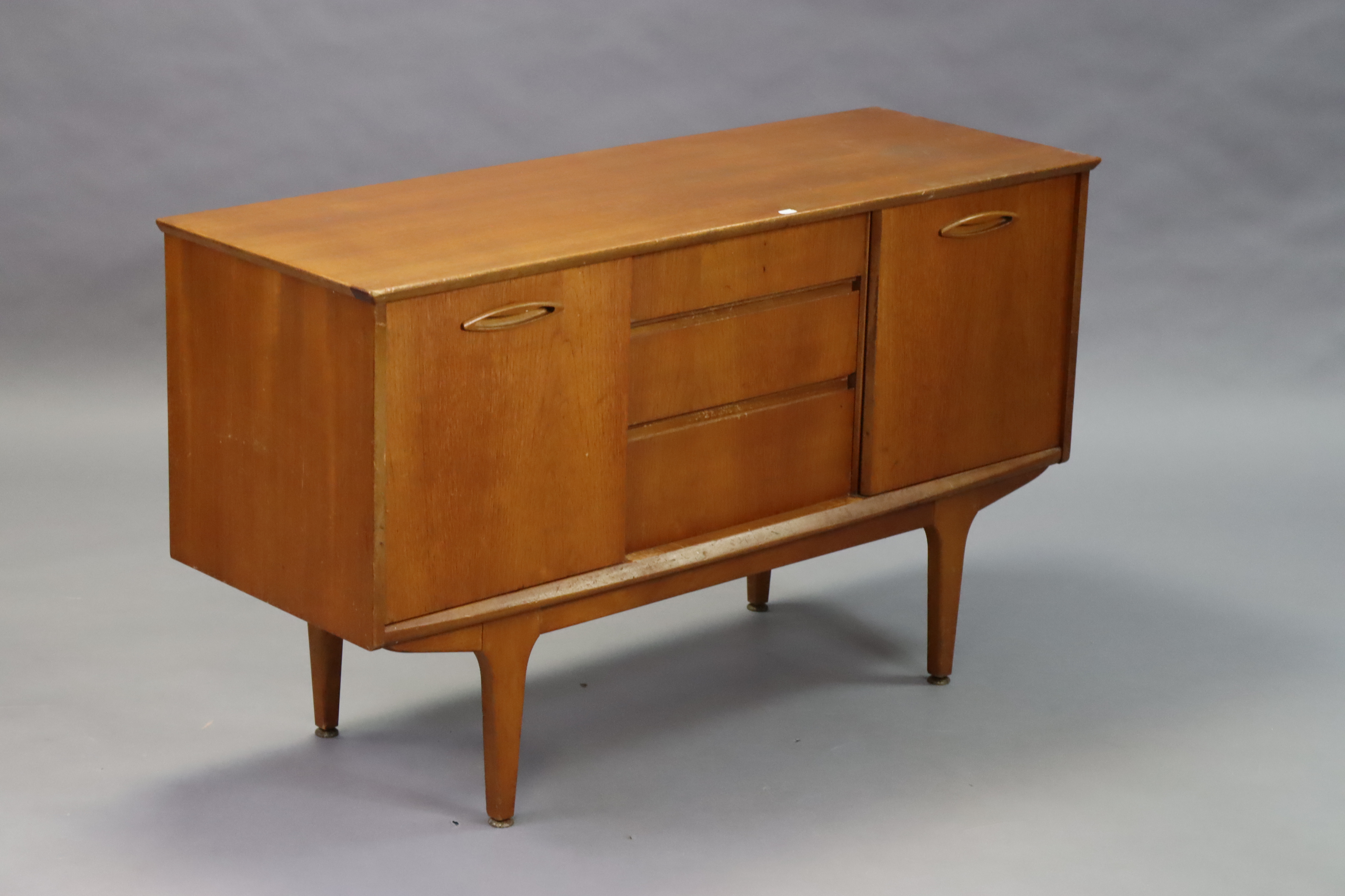 A mid-20th century teak dining room suite comprising of a circular extending table with a centre - Image 8 of 13