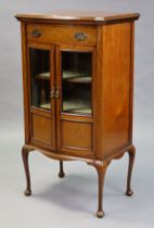 An Edwardian inlaid-mahogany small serpentine-front china display cabinet fitted with a frieze