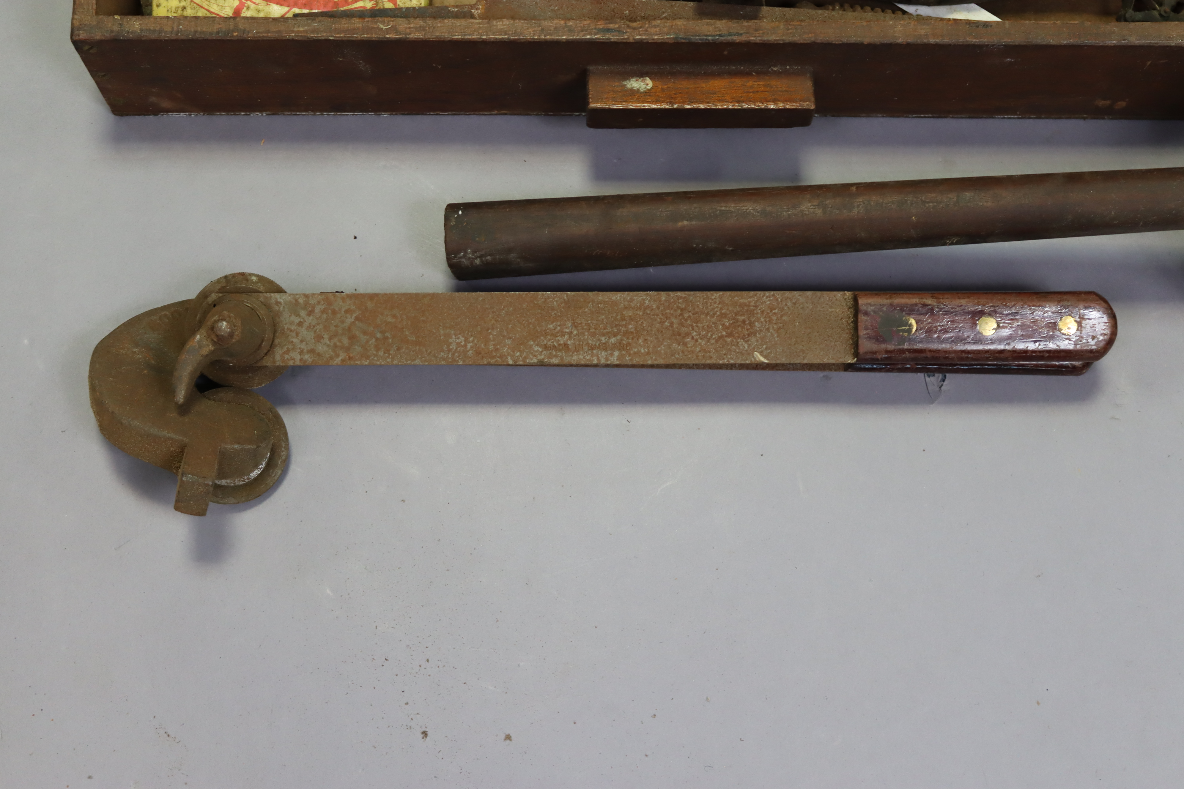 A vintage sheet-metal cutter, 45.5cm long; together with various other hand tools, in a black - Image 2 of 4