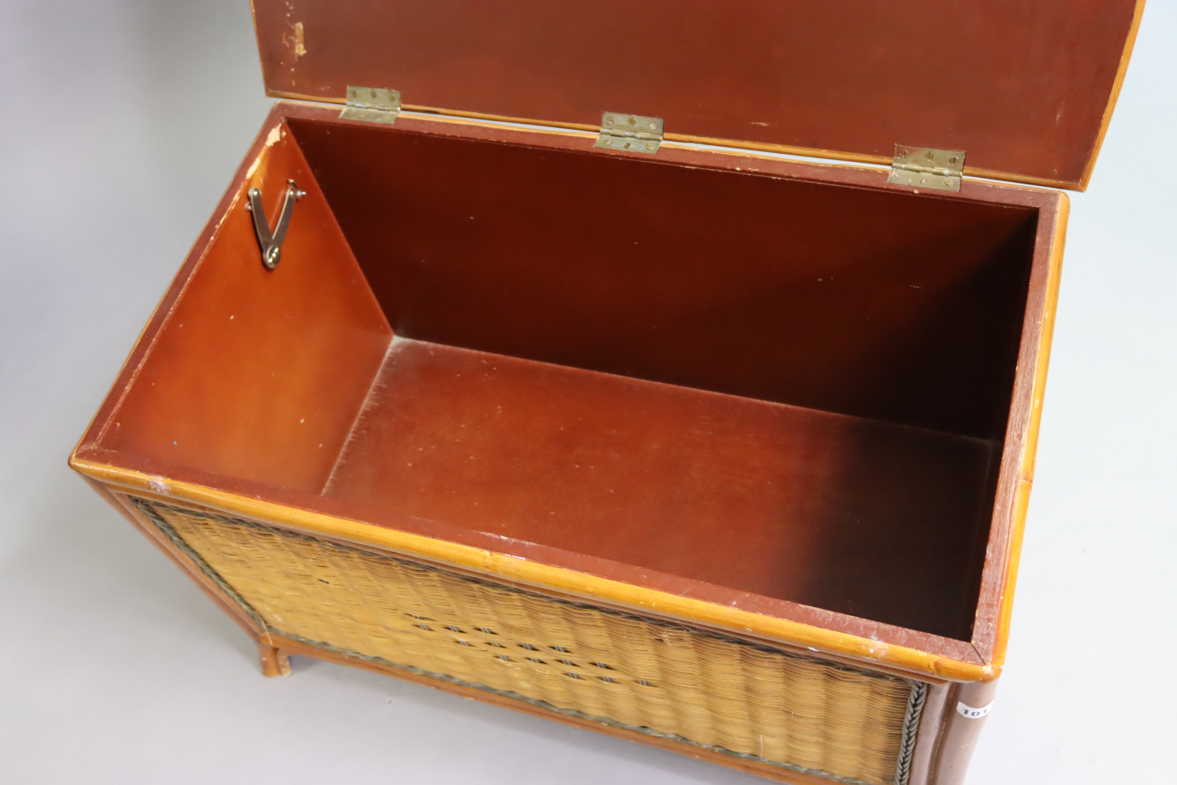 A wicker blanket box with a hinged lift-lid, 89cm wide x 55.5cm high x 51cm deep. - Image 3 of 3