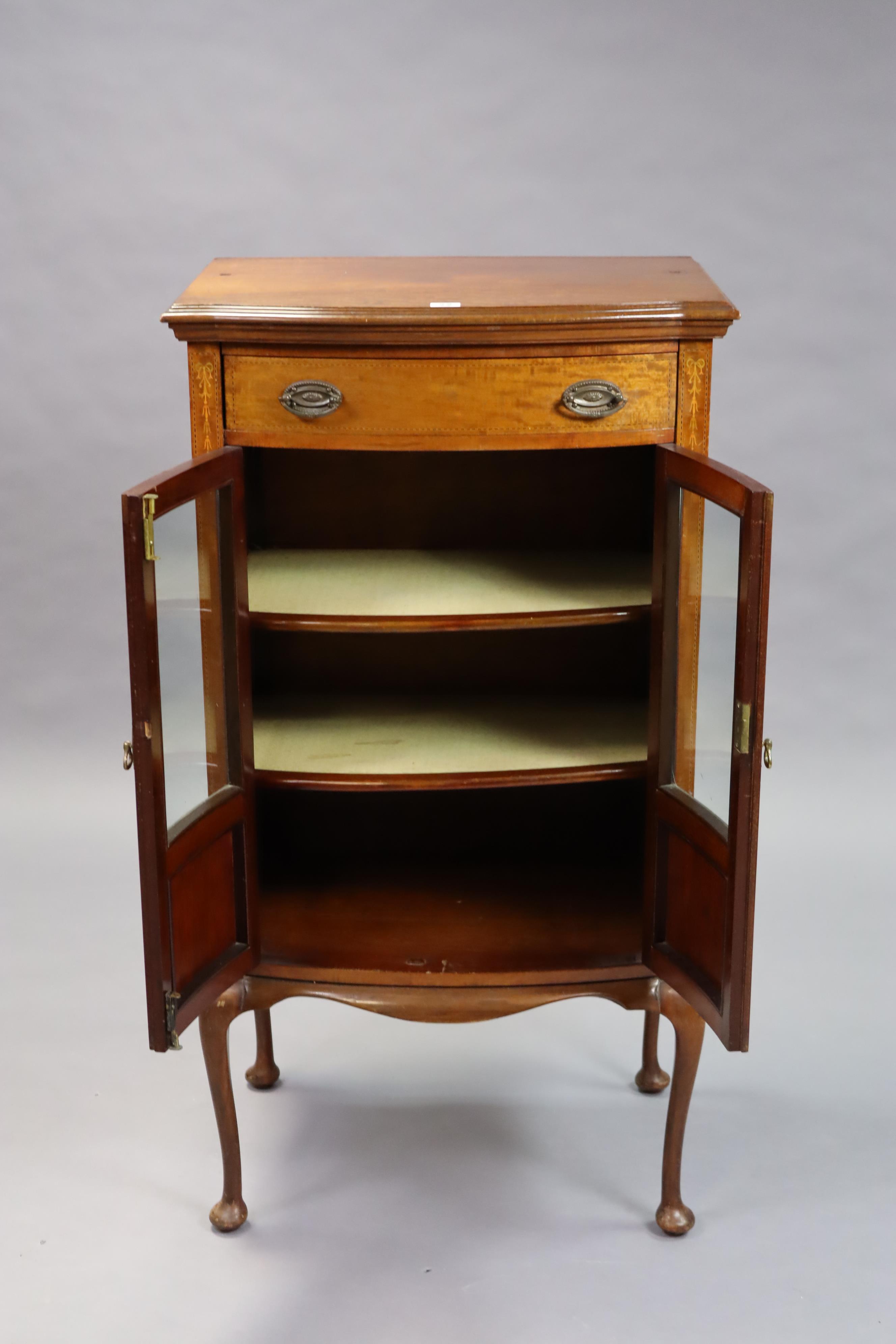 An Edwardian inlaid-mahogany small serpentine-front china display cabinet fitted with a frieze - Image 2 of 7
