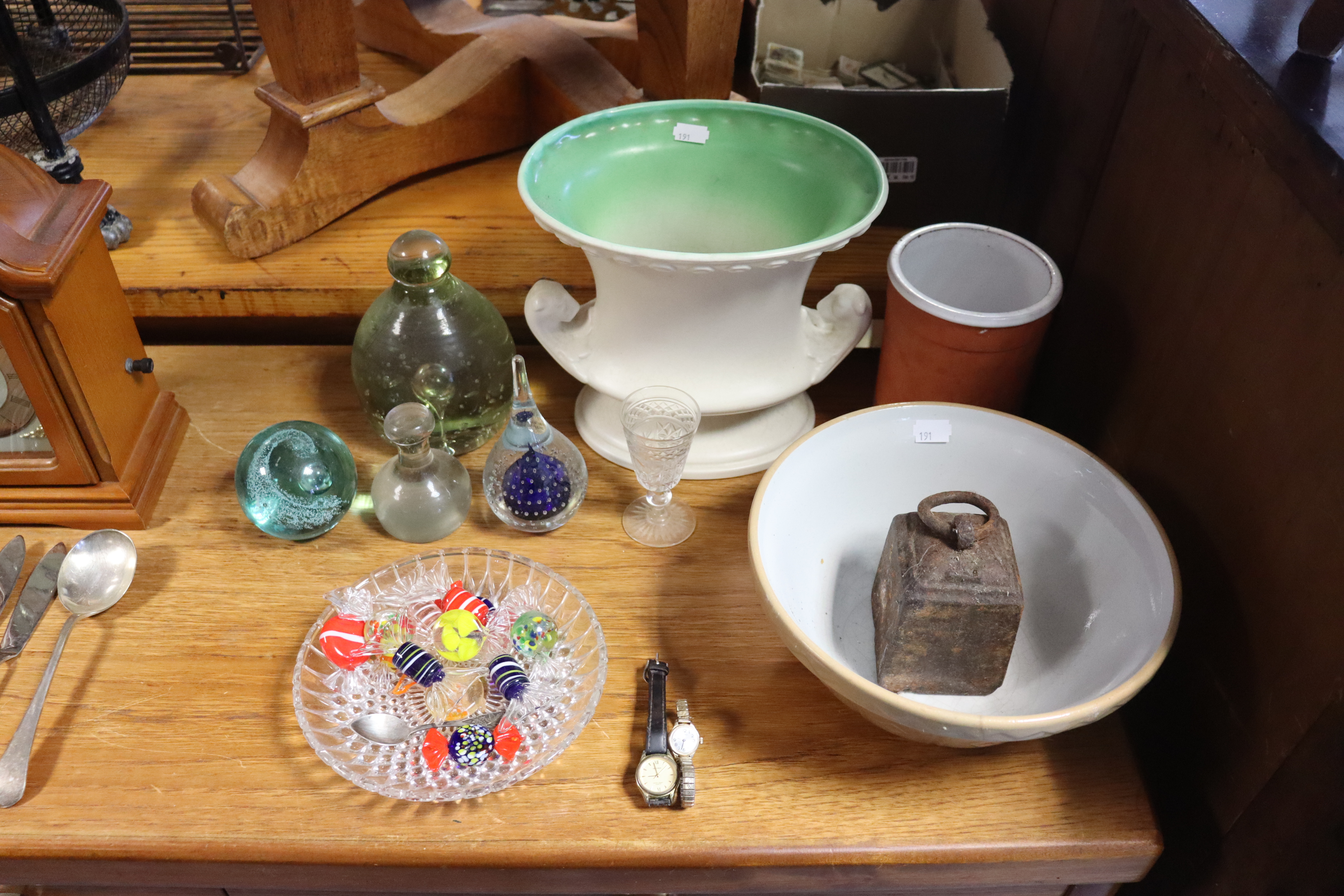 Various decorative pictures; a battery-operated mantel clock; a table lamp; & sundry other items. - Image 3 of 3