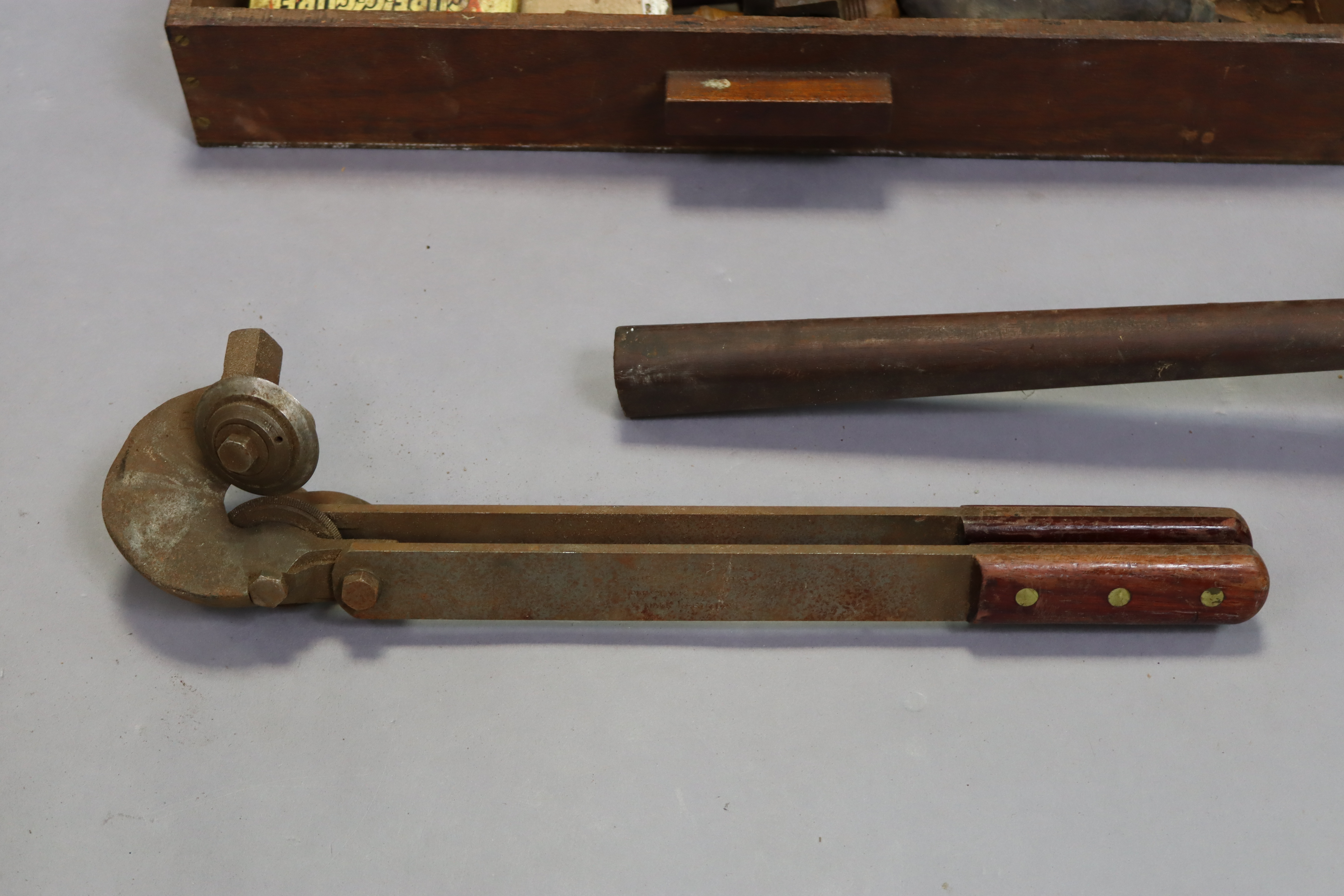 A vintage sheet-metal cutter, 45.5cm long; together with various other hand tools, in a black - Image 3 of 4