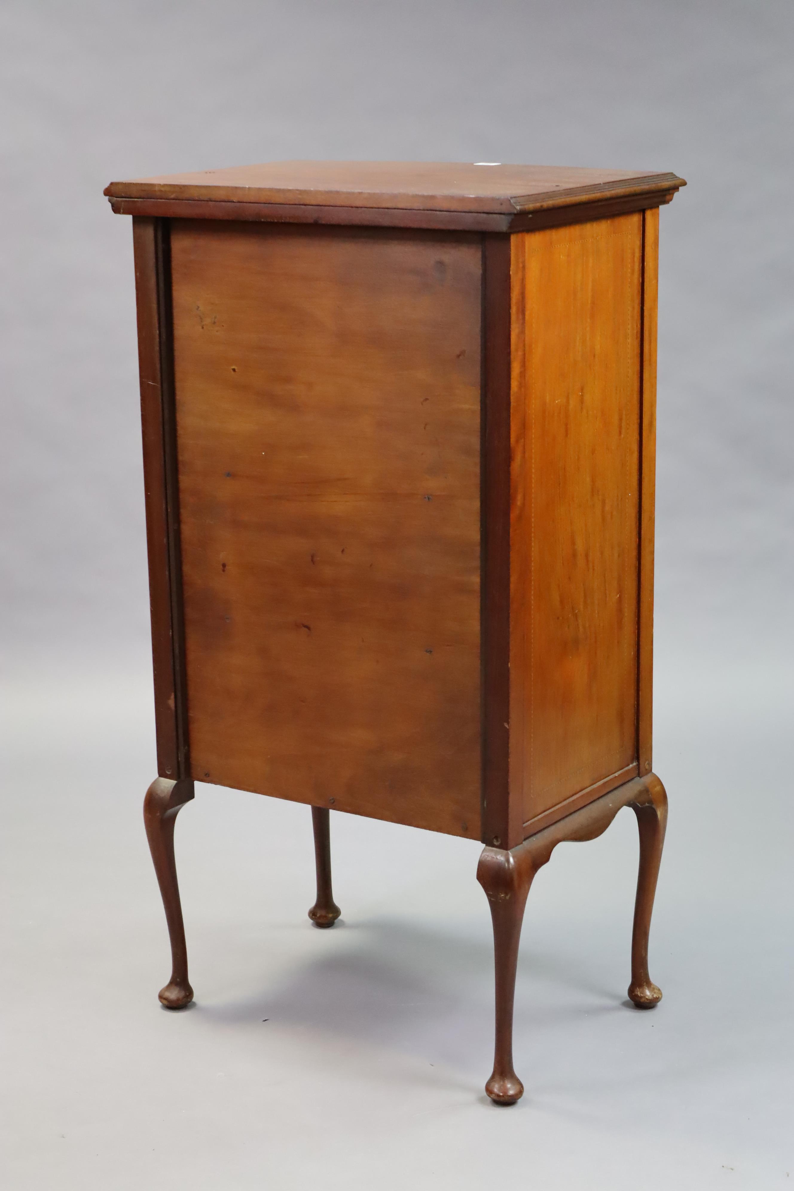 An Edwardian inlaid-mahogany small serpentine-front china display cabinet fitted with a frieze - Image 4 of 7