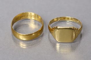 An Edwardian 22ct. gold wedding band, Birmingham 1909, size:O/P; 2.5gm; & an 18ct. gold signet ring,