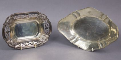 An Edwardian silver oval shallow dish with shaped & raised border, 22.6cm wide, Sheffield 1909 by