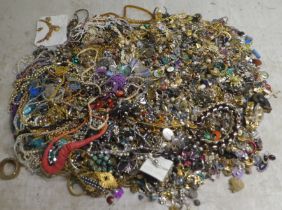 Costume jewellery, mainly earrings and pendants