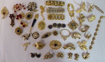Yellow metal jewellery: to include a floral design brooch, set with white stones