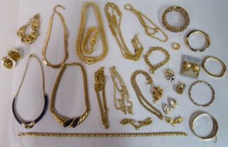 Yellow metal jewellery, mostly necklaces and bracelets