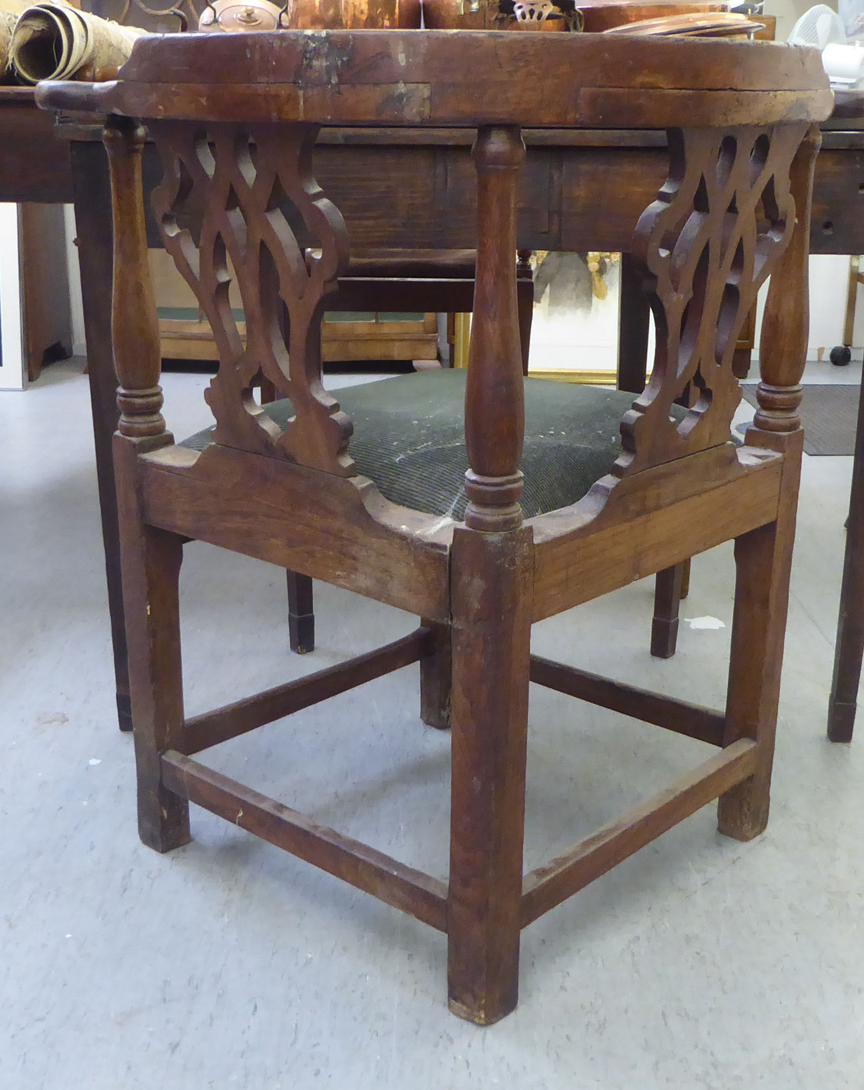 A George III oak corner chair with a double splat back and drop-in seat, raised on square legs - Image 3 of 4
