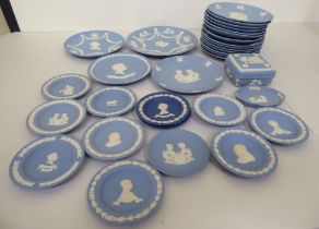 Wedgwood Jasperware: to include Christmas plates; and a jewellery box  2"h