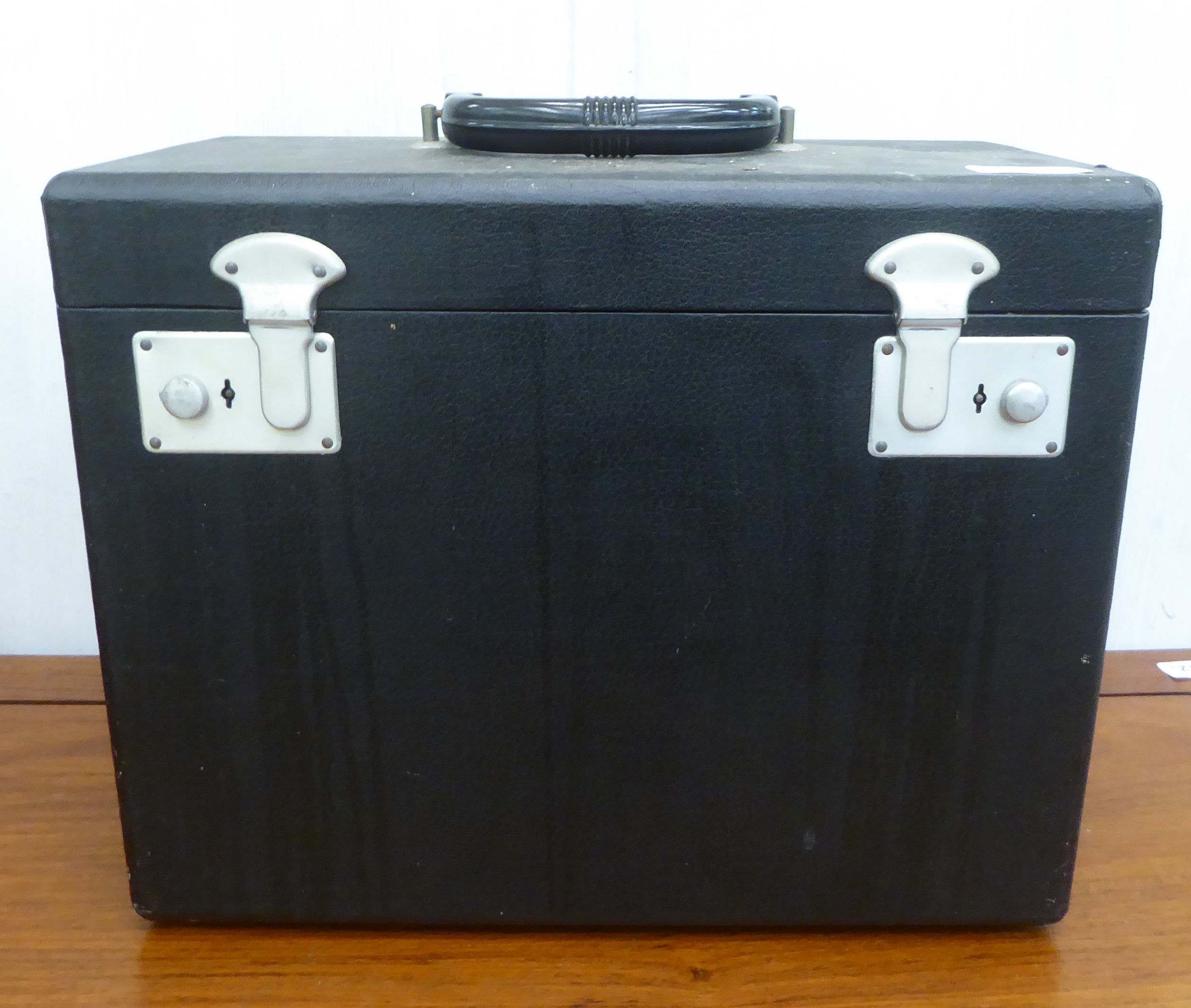 A Singer electric sewing machine  cased - Image 8 of 8