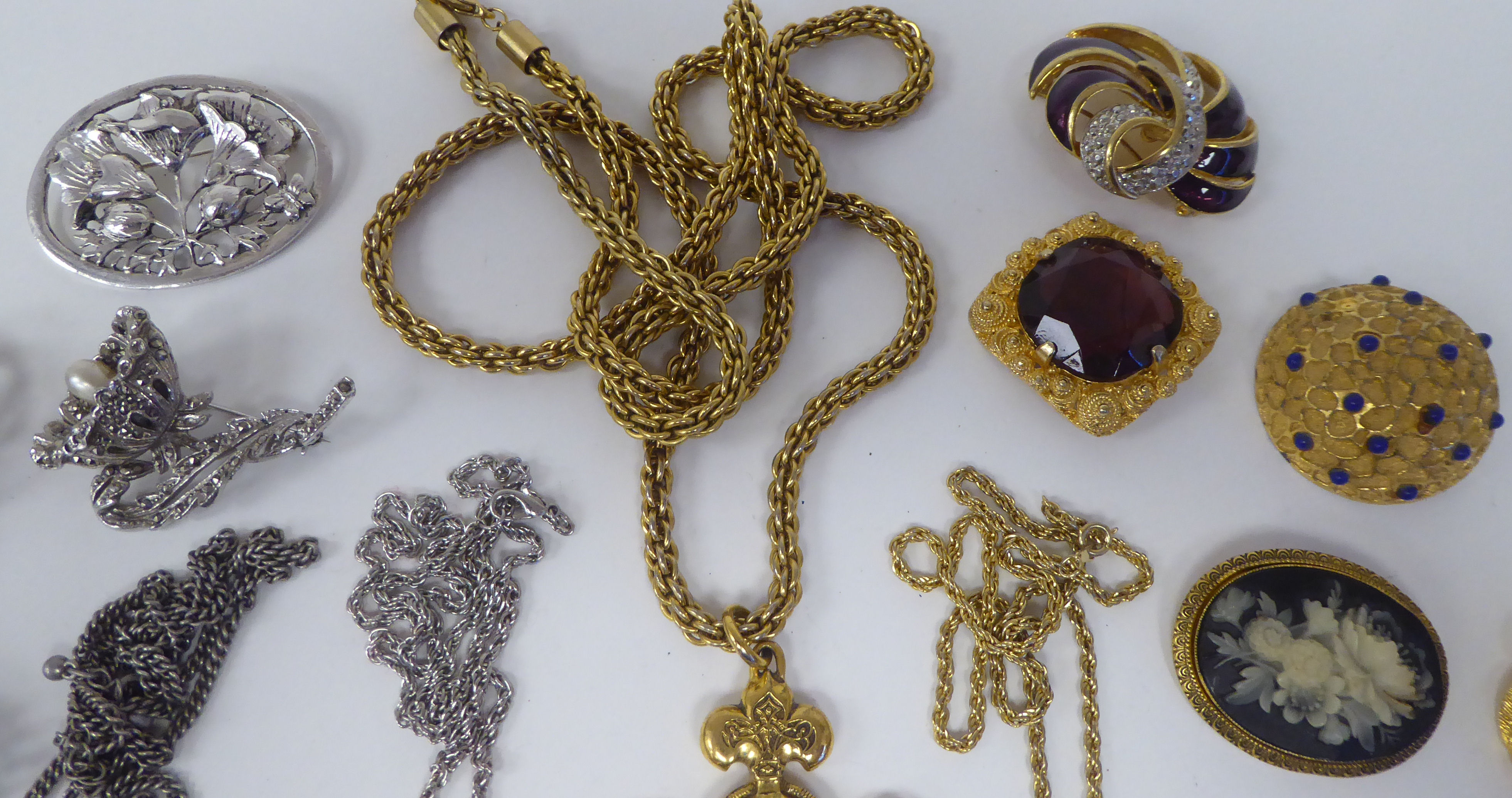 Costume jewellery, mainly brooches and pendants of various design - Image 2 of 5