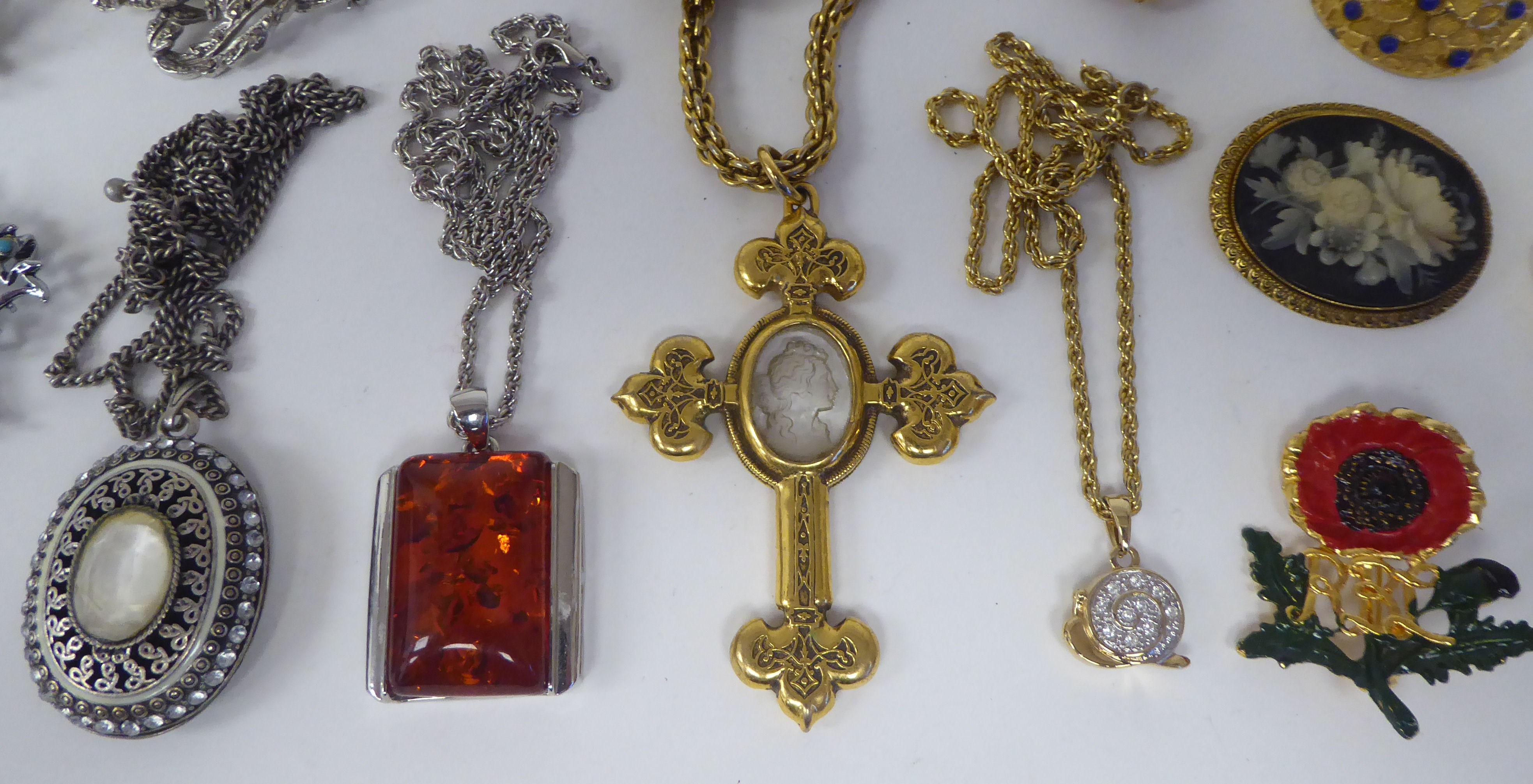 Costume jewellery, mainly brooches and pendants of various design - Image 3 of 5