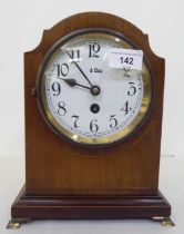 An Edwardian mahogany cased mantel timepiece; the 8 day movement faced by an enamelled Roman dial