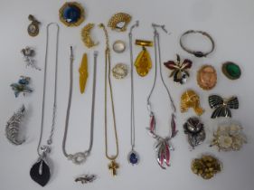 Costume jewellery, mainly brooches of various design