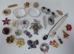 Costume jewellery and brooches: to include one featuring a pair of ballet shoes