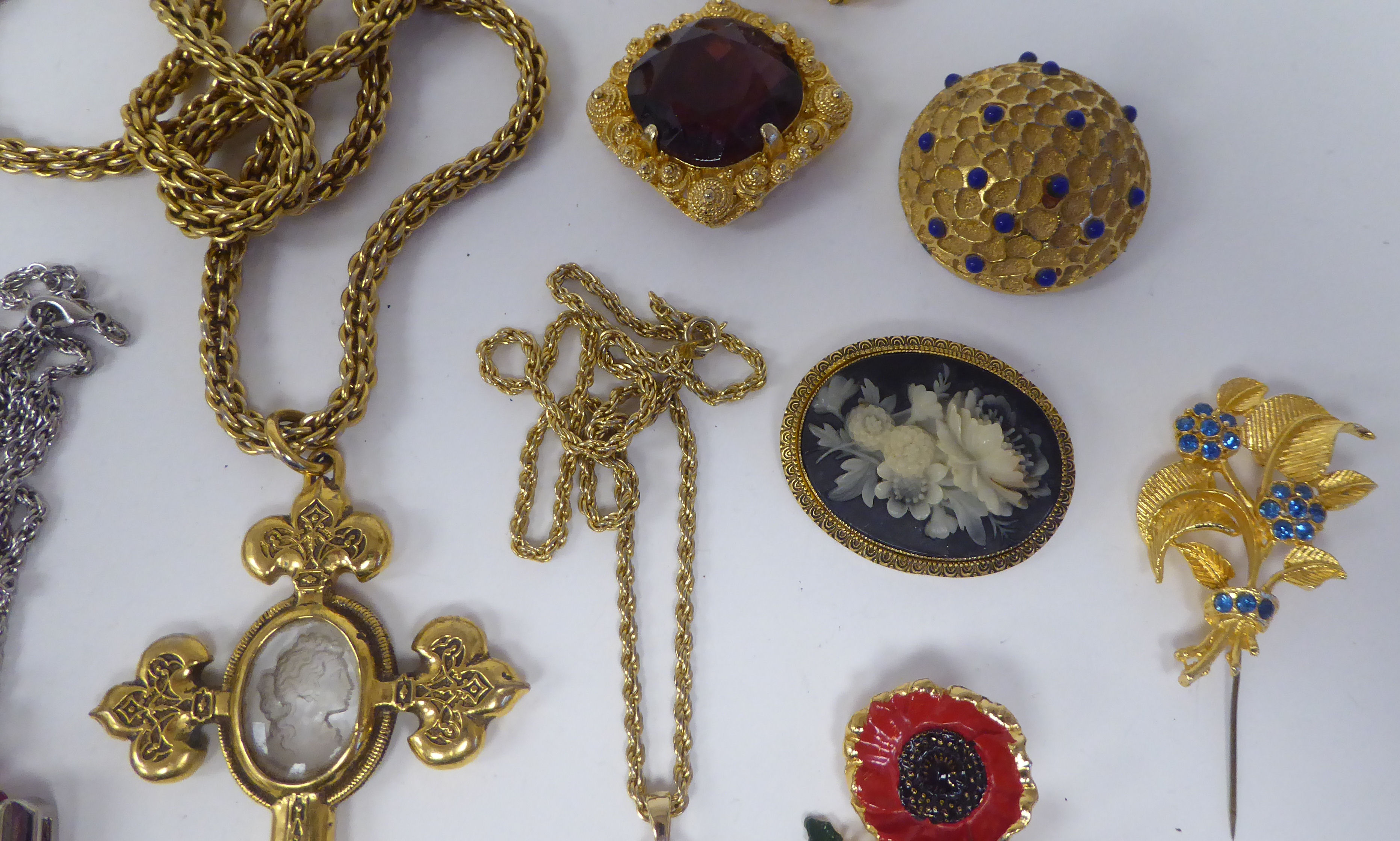 Costume jewellery, mainly brooches and pendants of various design - Image 4 of 5