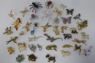 Costume jewellery, comprising white and yellow metal brooches: to include a lizard