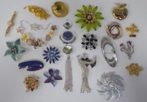 Costume jewellery, comprising white and yellow metal brooches, some featuring enamelled decoration