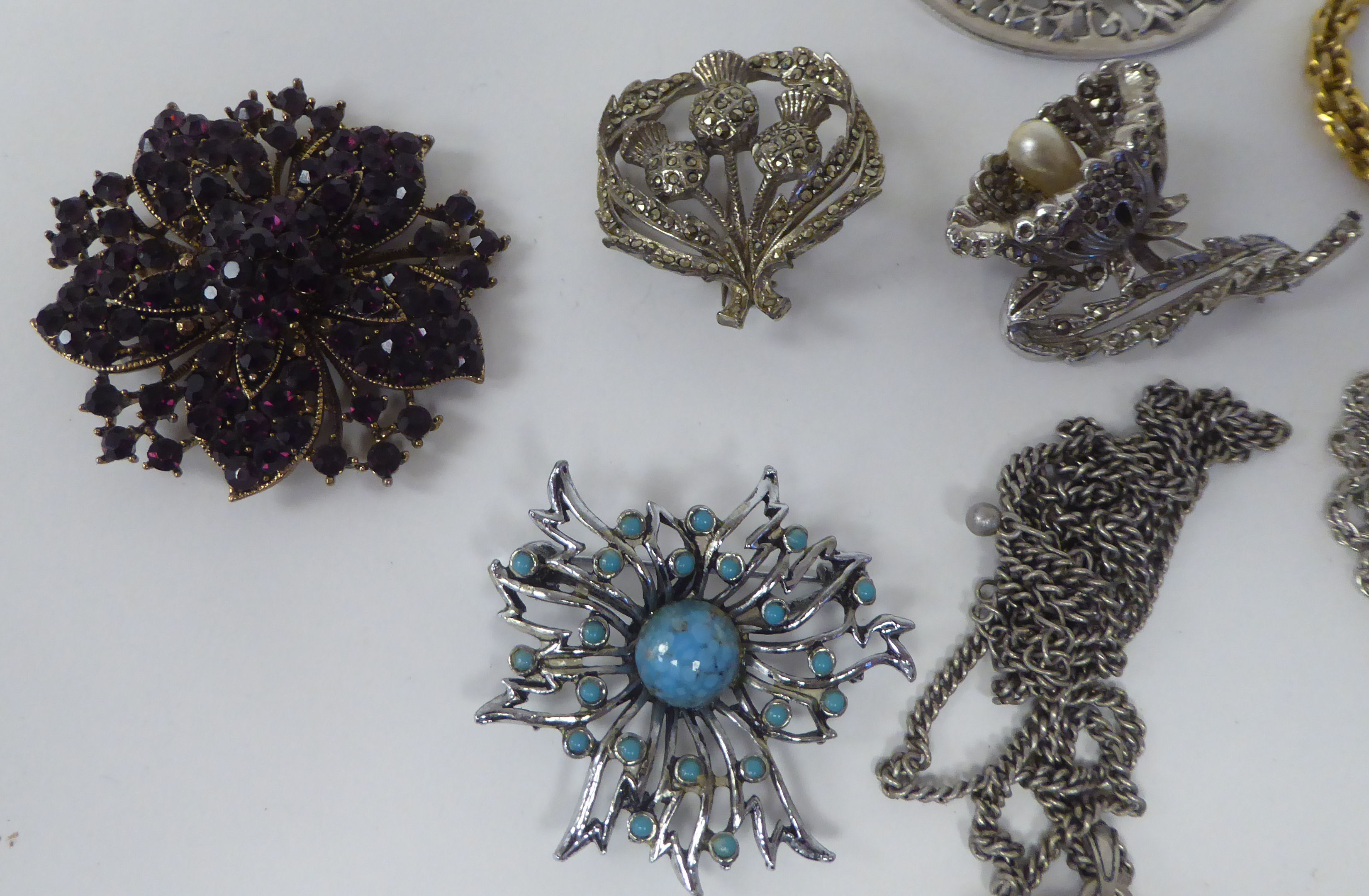 Costume jewellery, mainly brooches and pendants of various design - Image 5 of 5