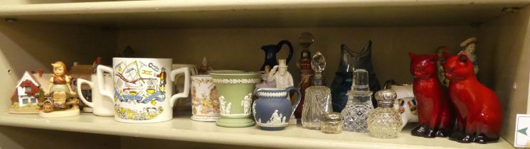 A mixed lot: to include a pair of Royal Doulton flambé cats  5"h