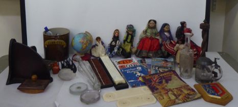 A mixed lot: to include a desk globe  7.5"h; and various dolls
