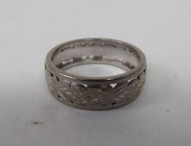 A 1970s 18ct white gold band ring with pierced and engraved decoration