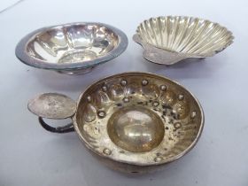 Silver and white metal collectables: to include a scallop shape butter dish  London marks rubbed