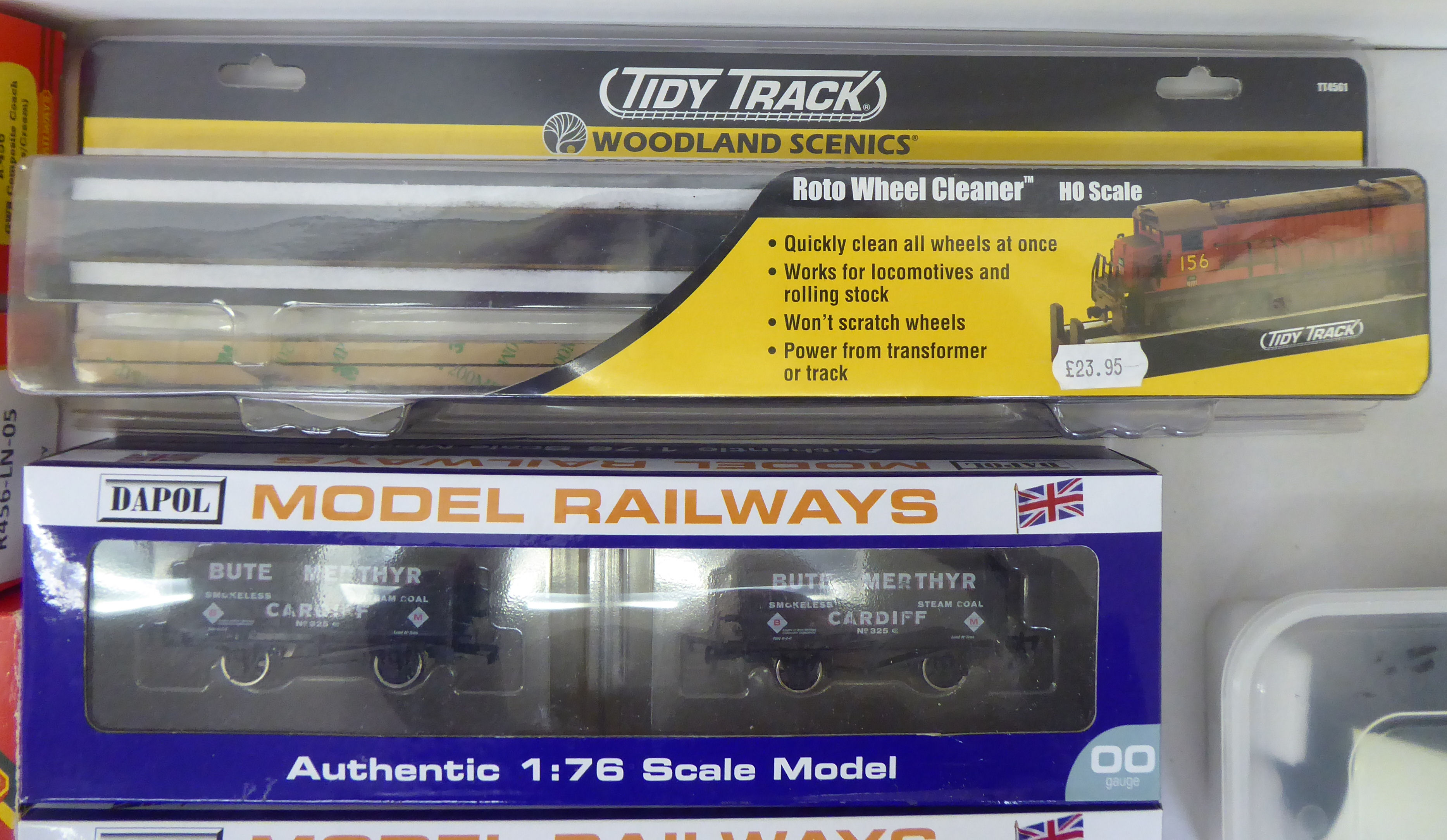 A collection of 00 gauge model locomotives, carriages, tenders and track accessories; and other - Image 18 of 25