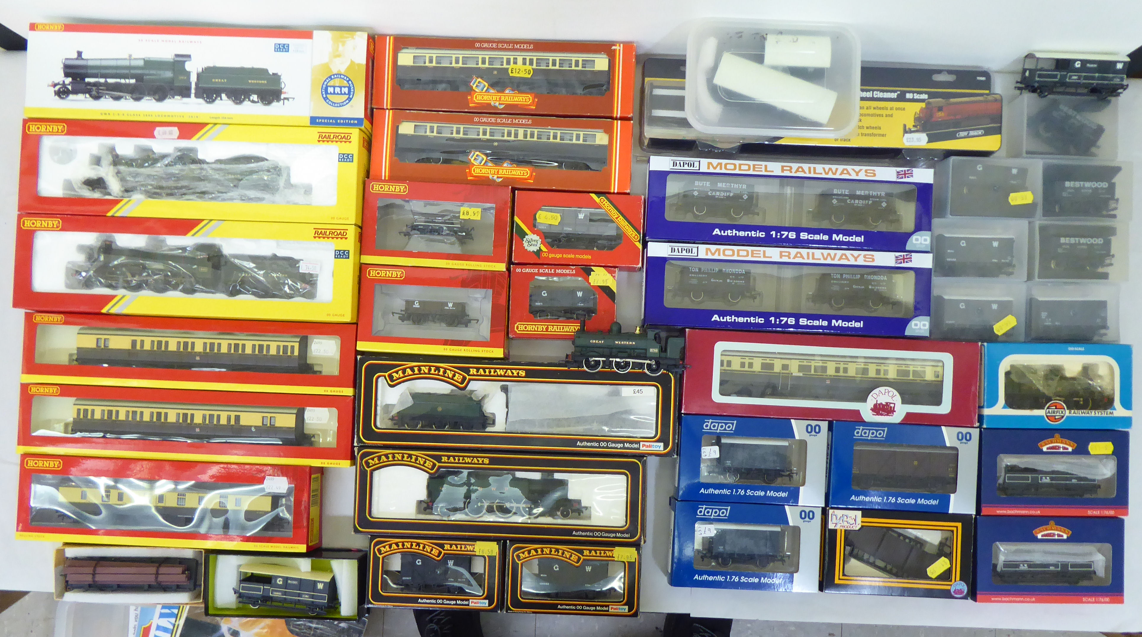 A collection of 00 gauge model locomotives, carriages, tenders and track accessories; and other - Image 12 of 25