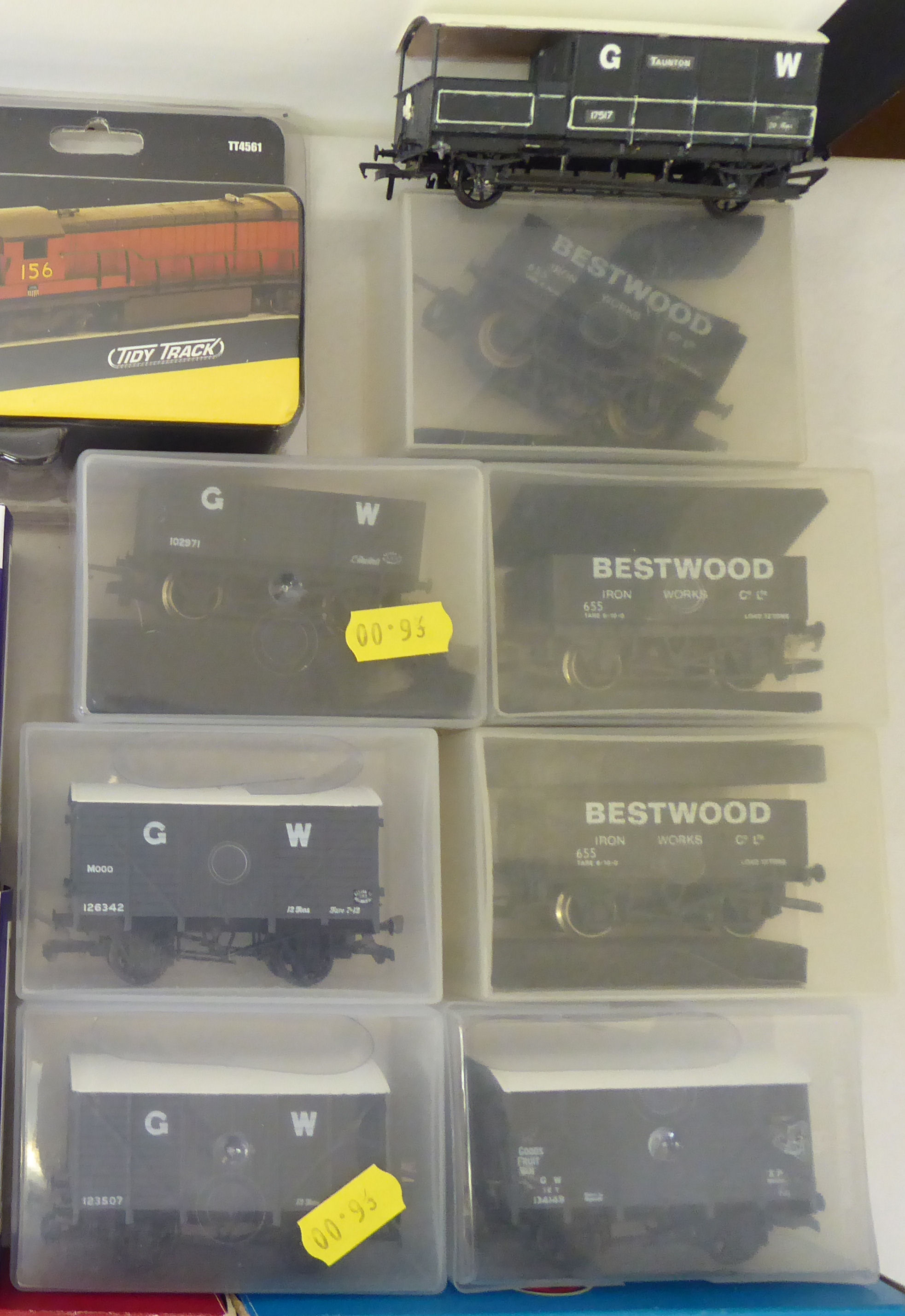 A collection of 00 gauge model locomotives, carriages, tenders and track accessories; and other - Image 13 of 25